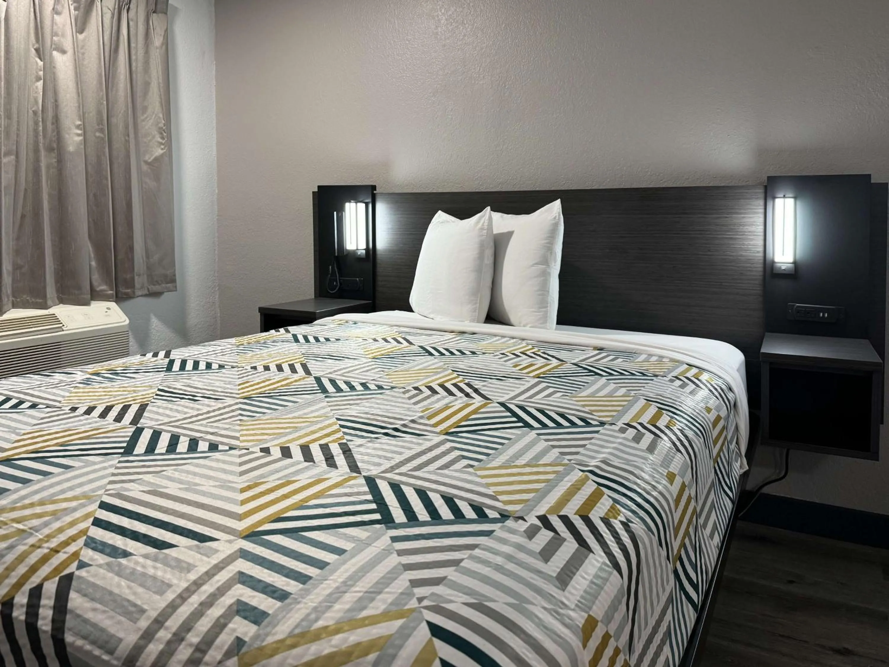 Bedroom, Bed in Motel 6-Bradenton, FL