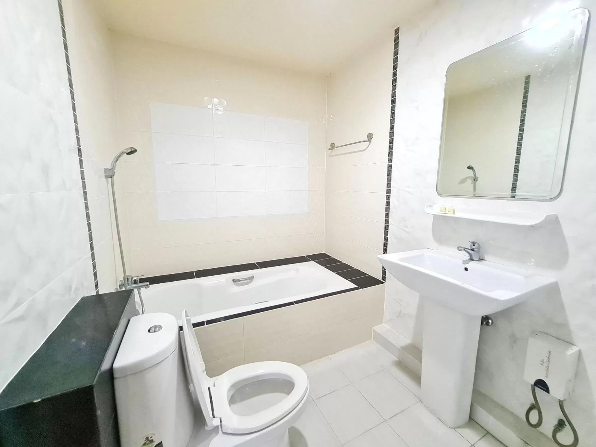 Bathroom in โรงแรม ชาโตว์วิสต้า