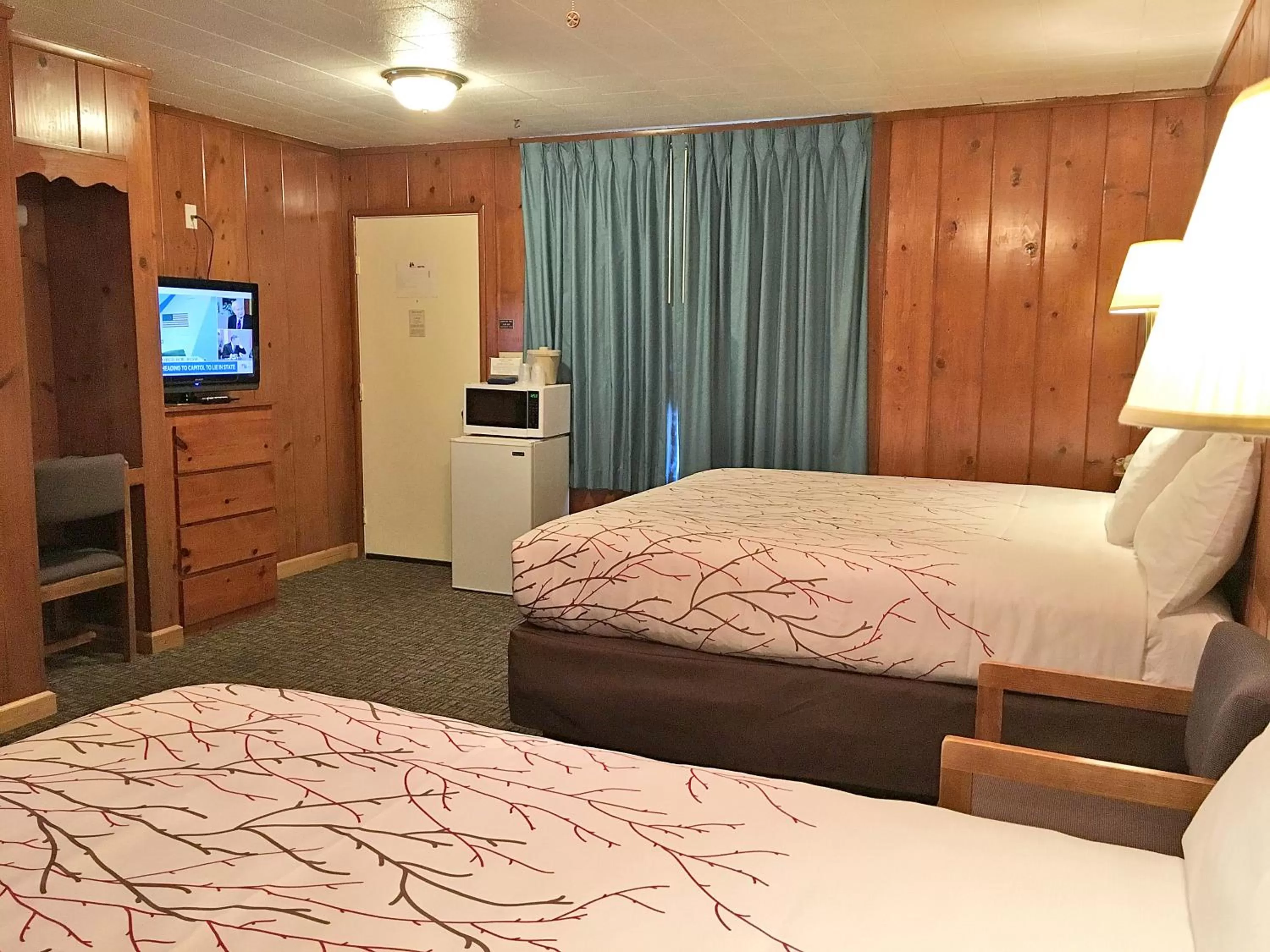 Bed in Park Motel and Cabins