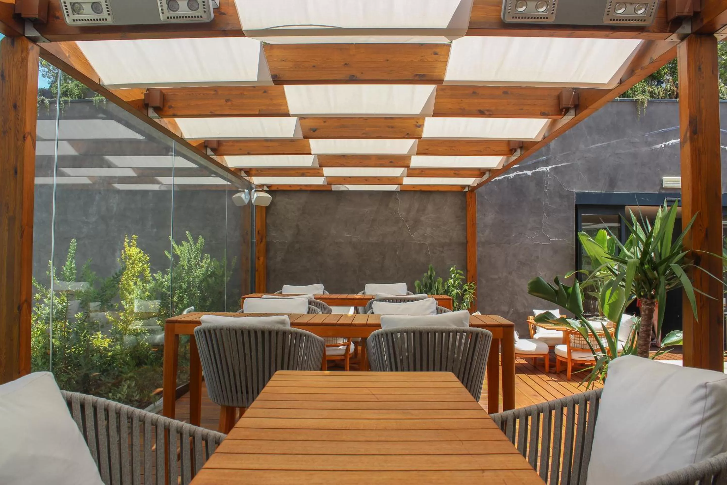 Restaurant/places to eat in Lux Lisboa Park