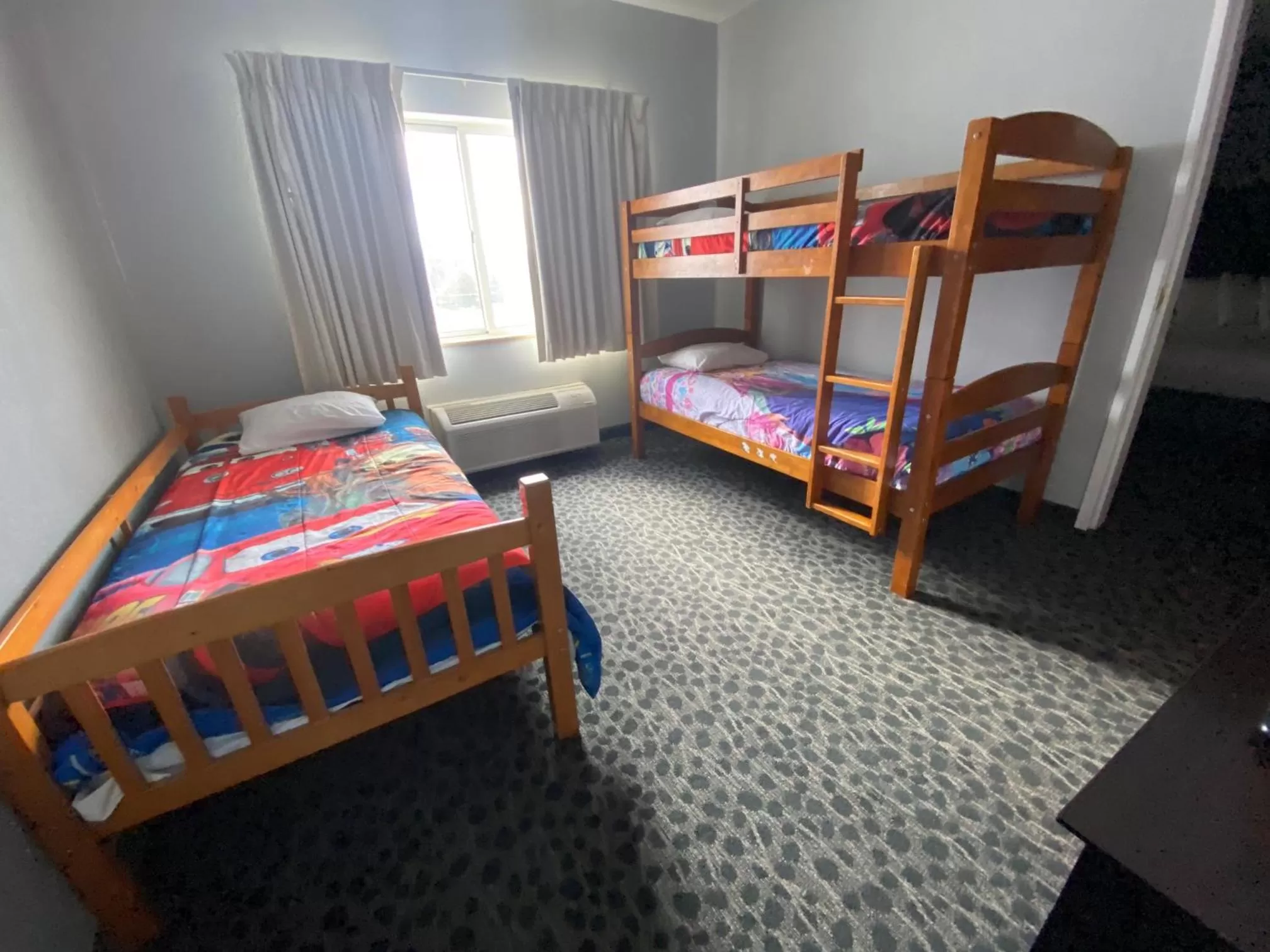 Bedroom, Bed in Lakeside Resort & Conference Center