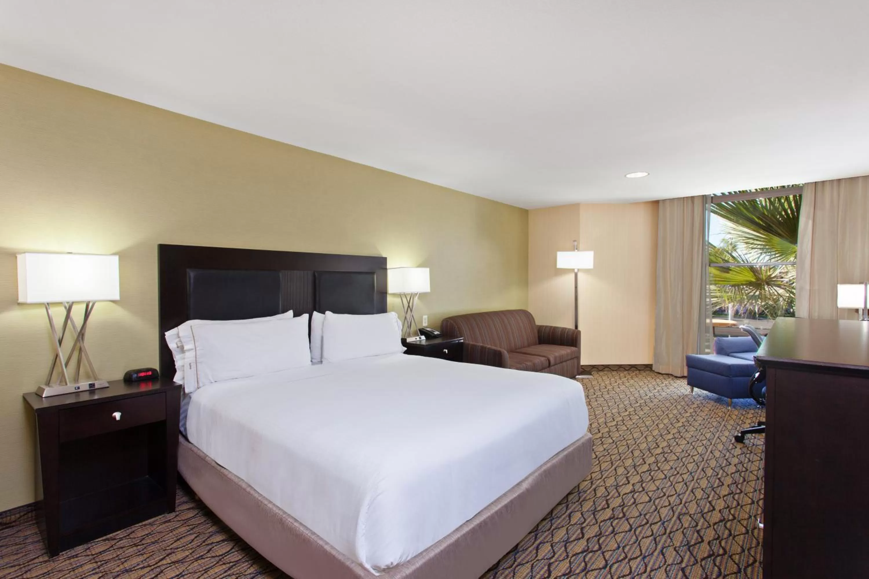 Photo of the whole room, Bed in Holiday Inn Express Newport Beach by IHG