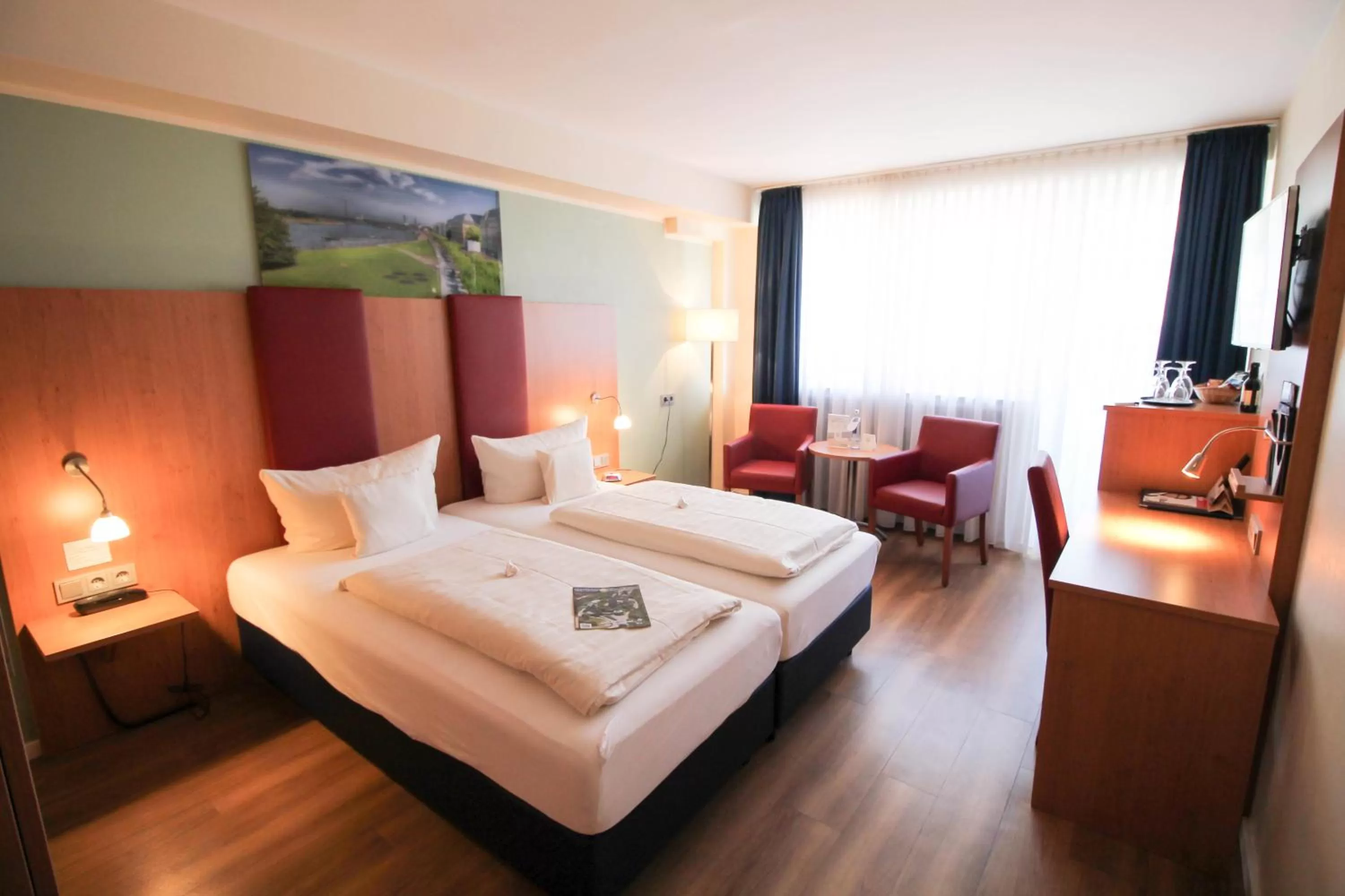 Photo of the whole room, Bed in Hotel National Düsseldorf (Superior)