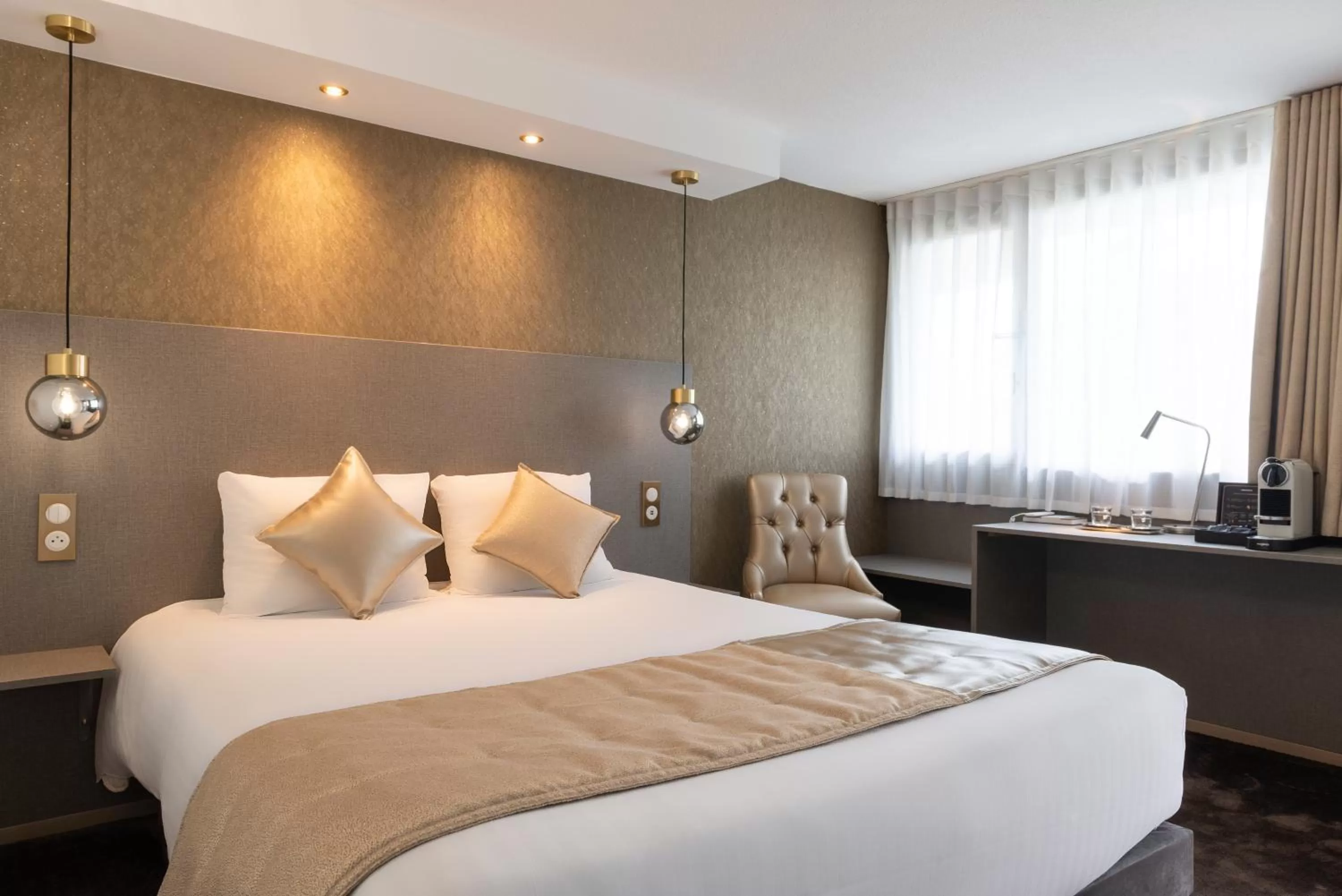 Photo of the whole room, Bed in The Originals City, Hôtel Rennes Sud