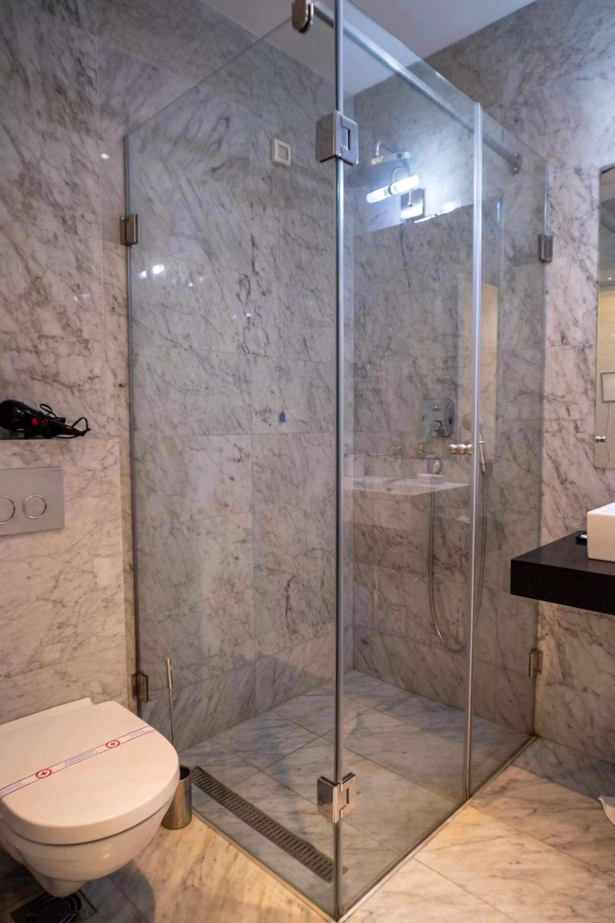 Shower, Bathroom in Hotel Atina