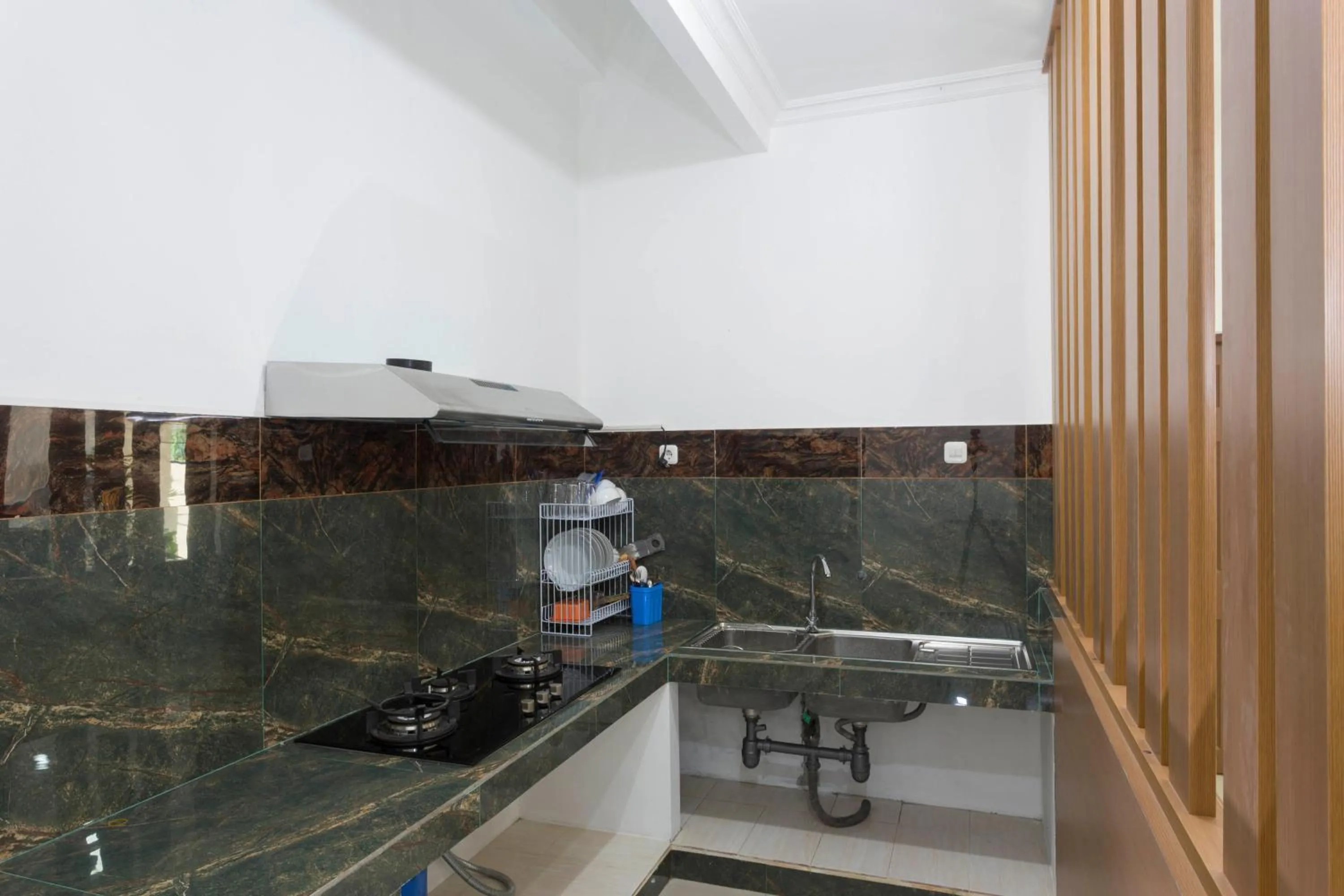 Kitchen or kitchenette in RedDoorz Plus @ Boulevard Residence BSD