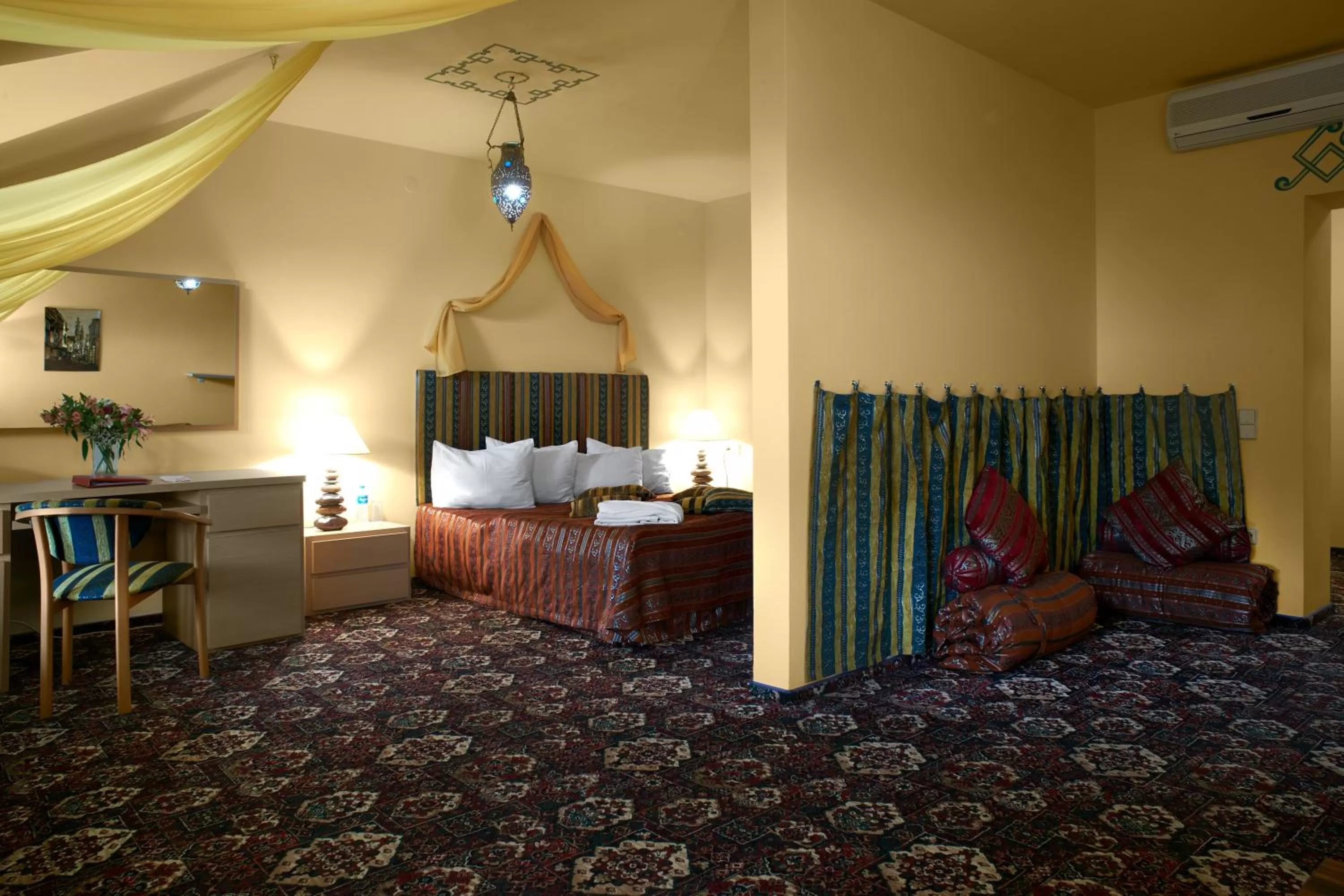 Photo of the whole room, Bed in Oscar