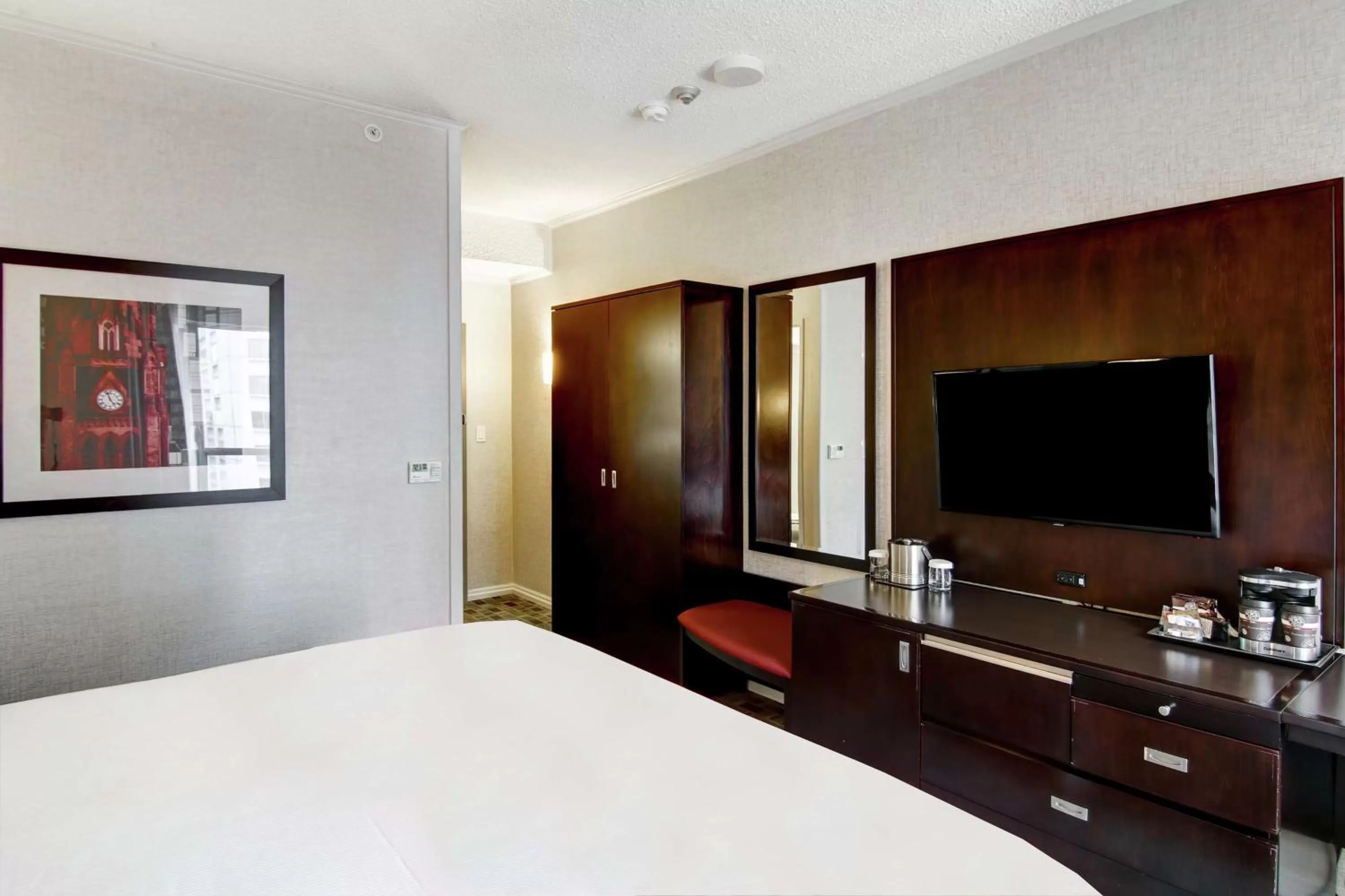 Bedroom, Bed in DoubleTree by Hilton Toronto Downtown