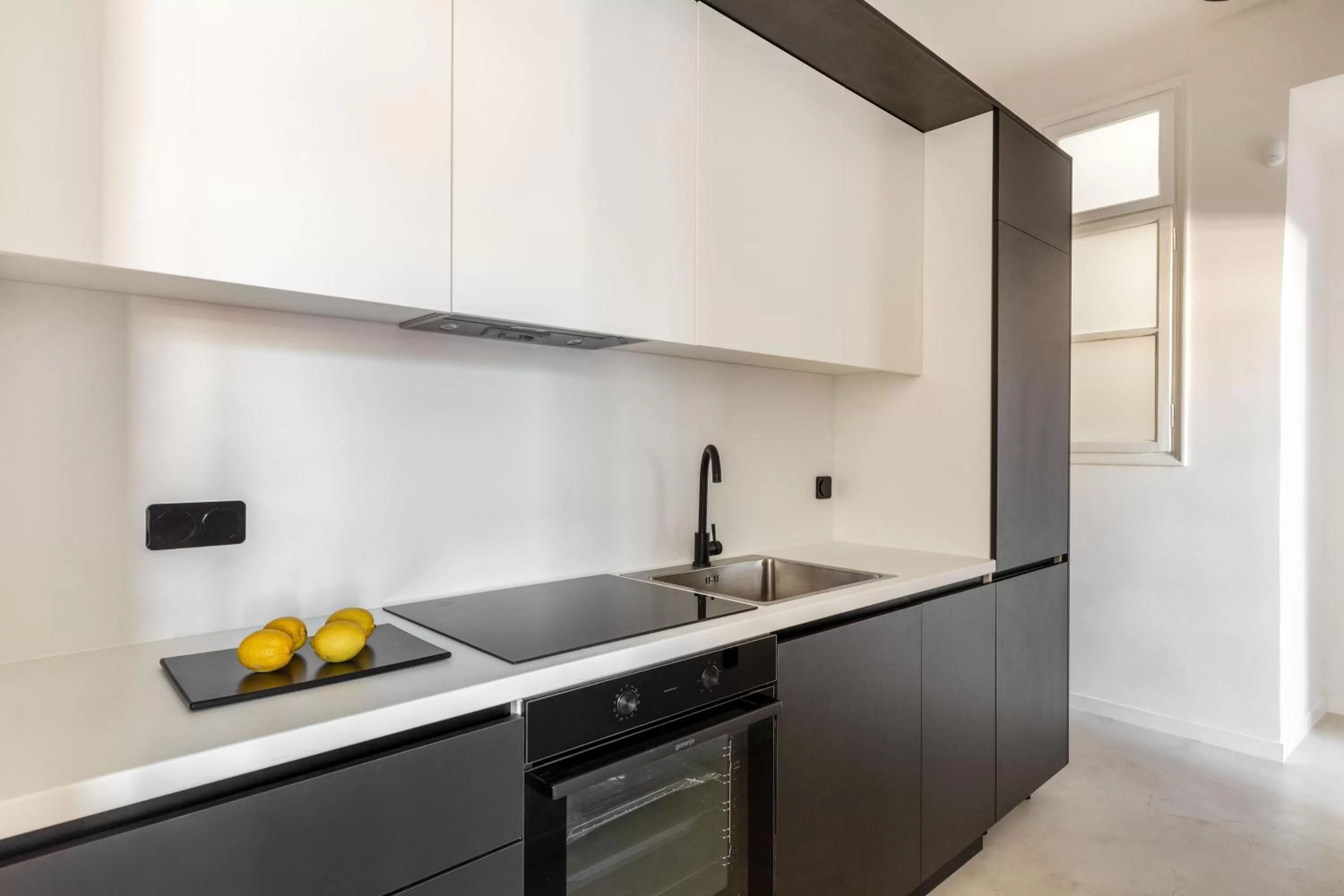 Kitchen or kitchenette, Kitchen/Kitchenette in ZOIA The Met by UPSTREET