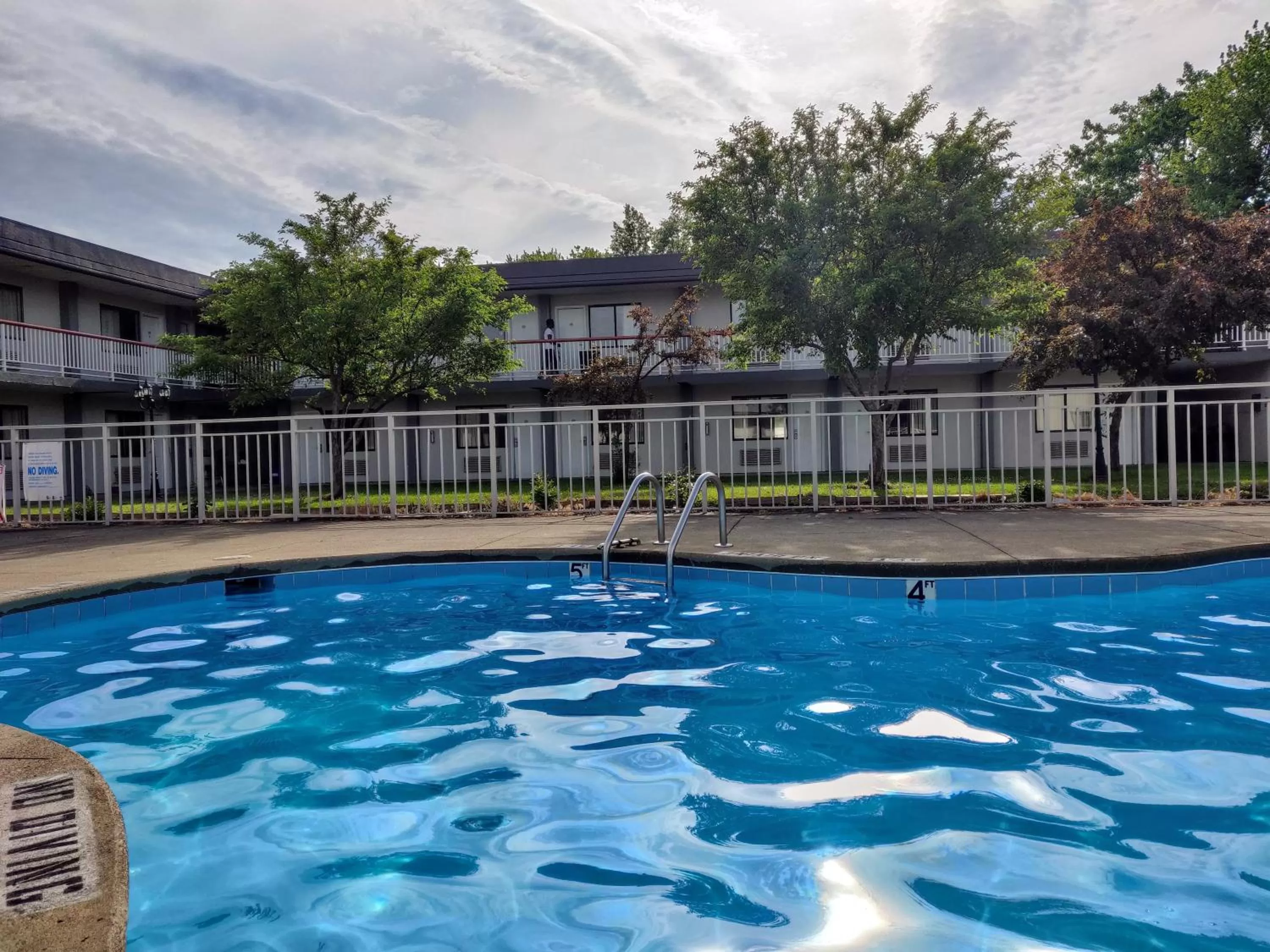 Swimming pool in Sprucewood Inn