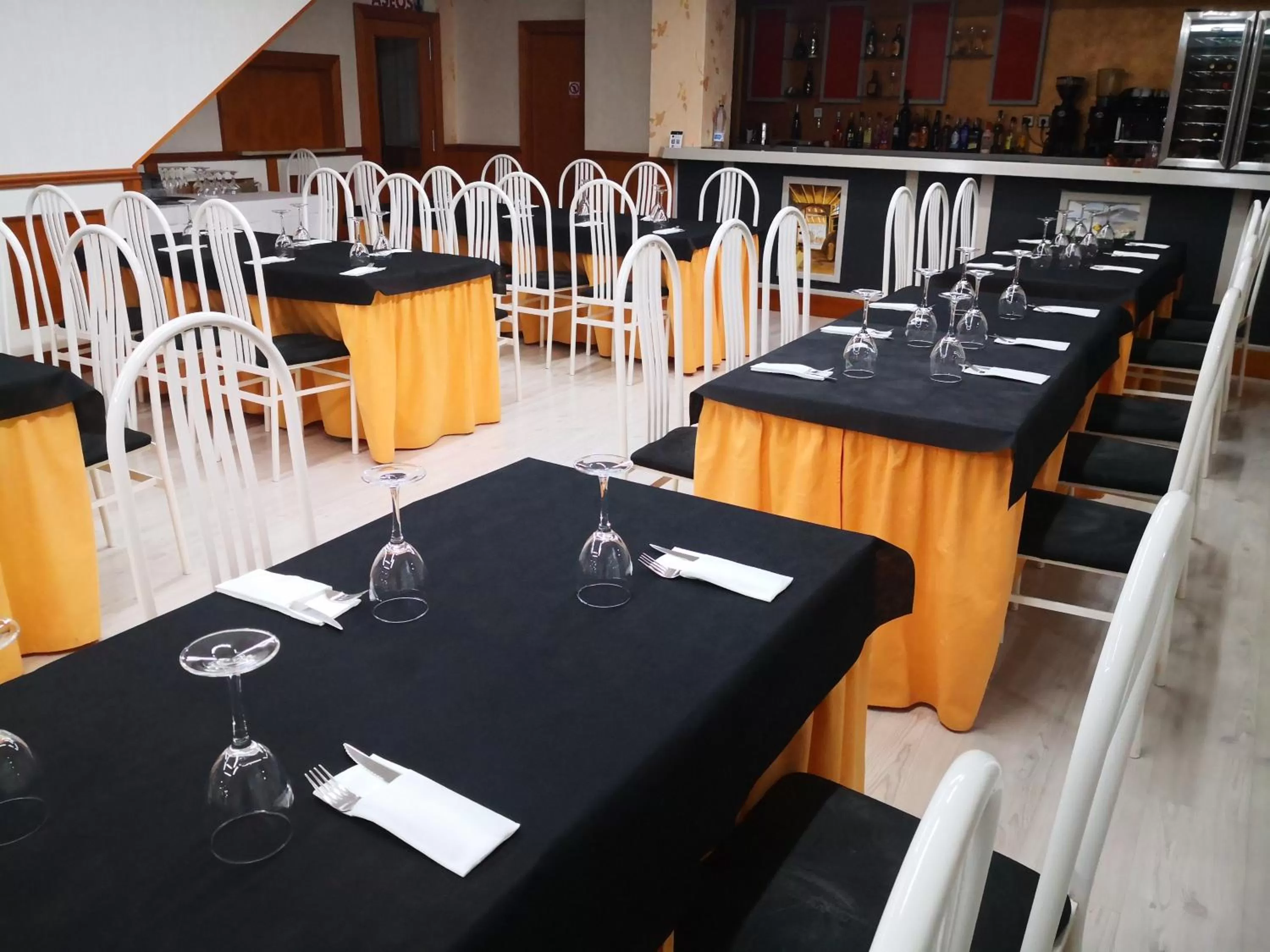 Restaurant/places to eat in Hotel Aro'S