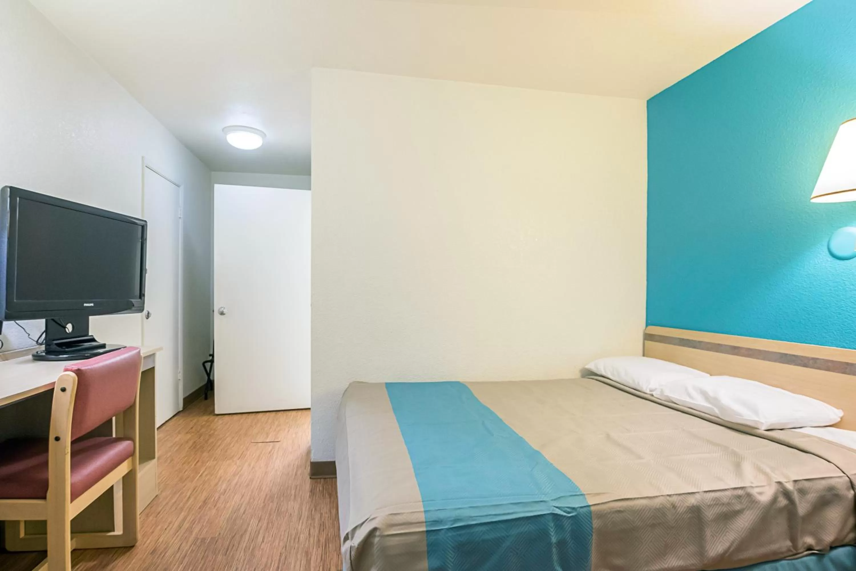 Bedroom, Bed in Motel 6-Rochester, MN