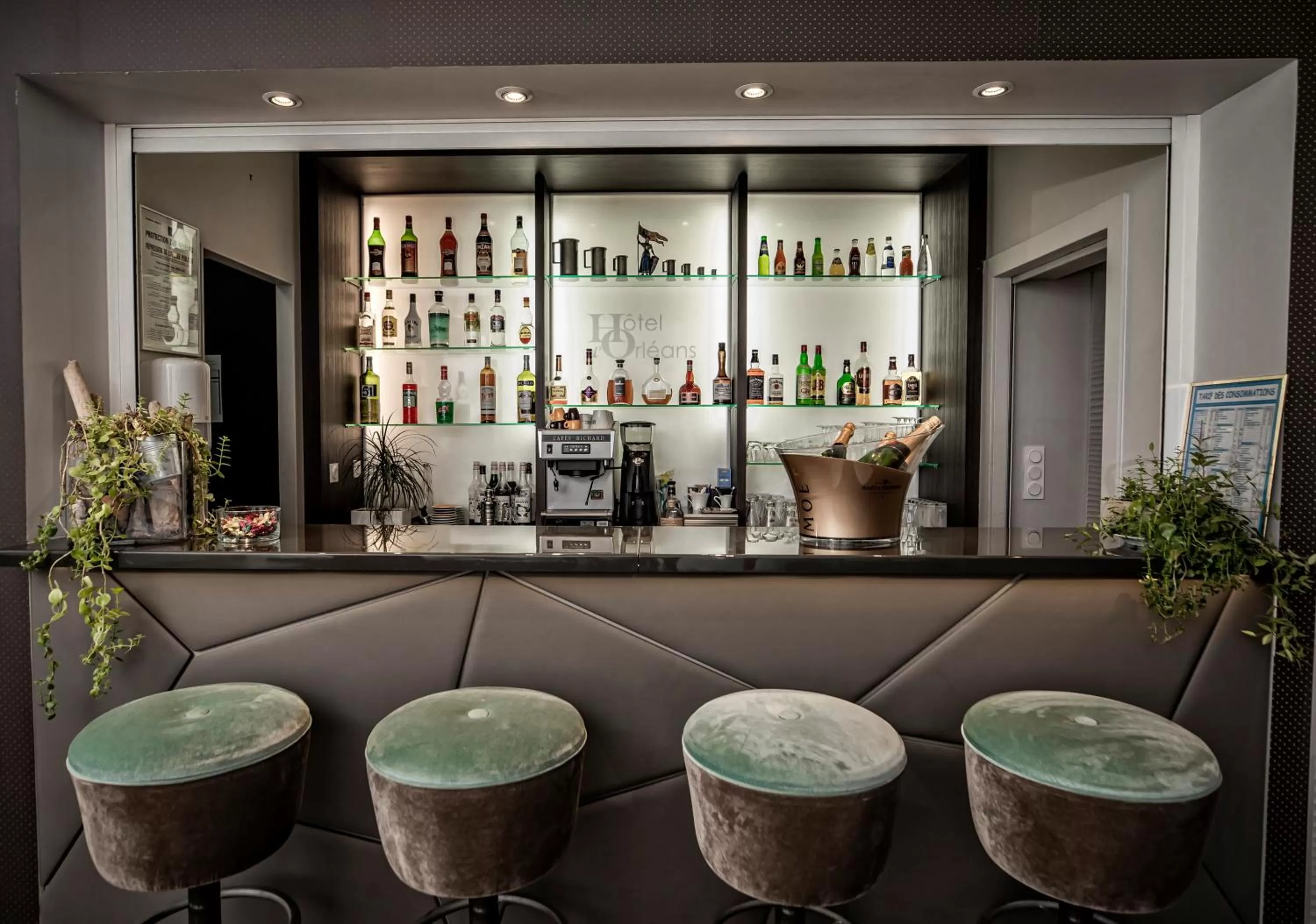 Lounge or bar in Hôtel d'Orléans