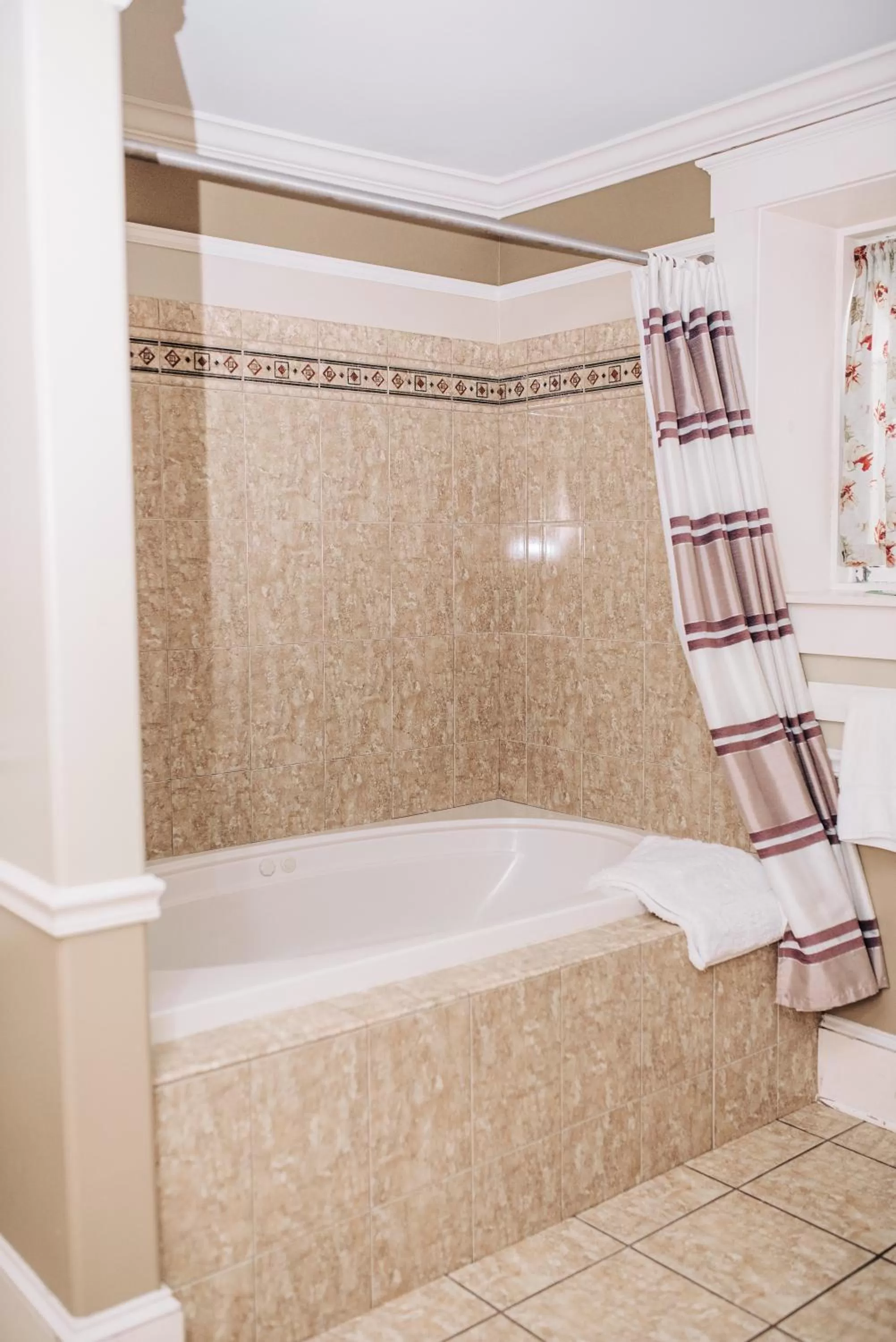 Hot Tub in Benn Conger Inn