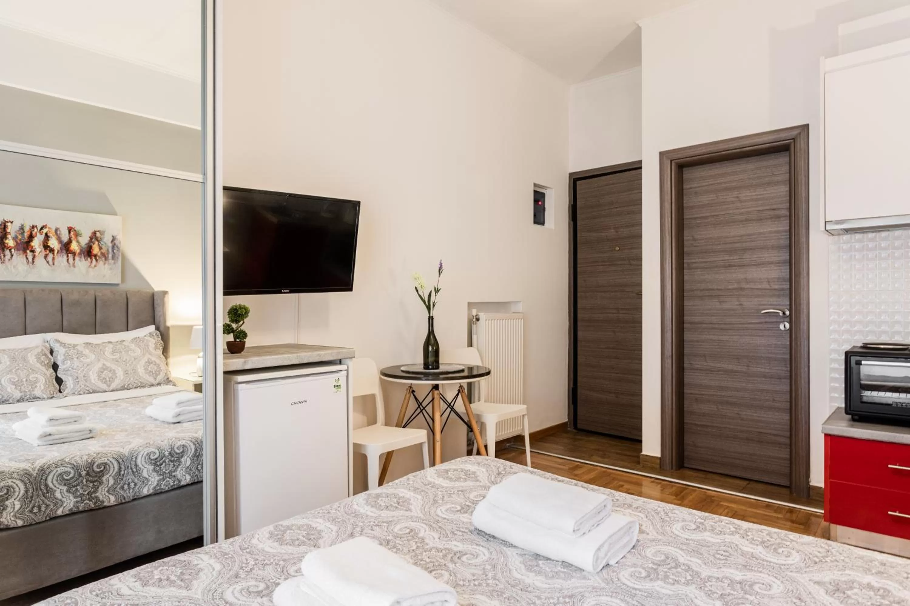 TV and multimedia, Bed in Nicholas Point Apartments and Rooms