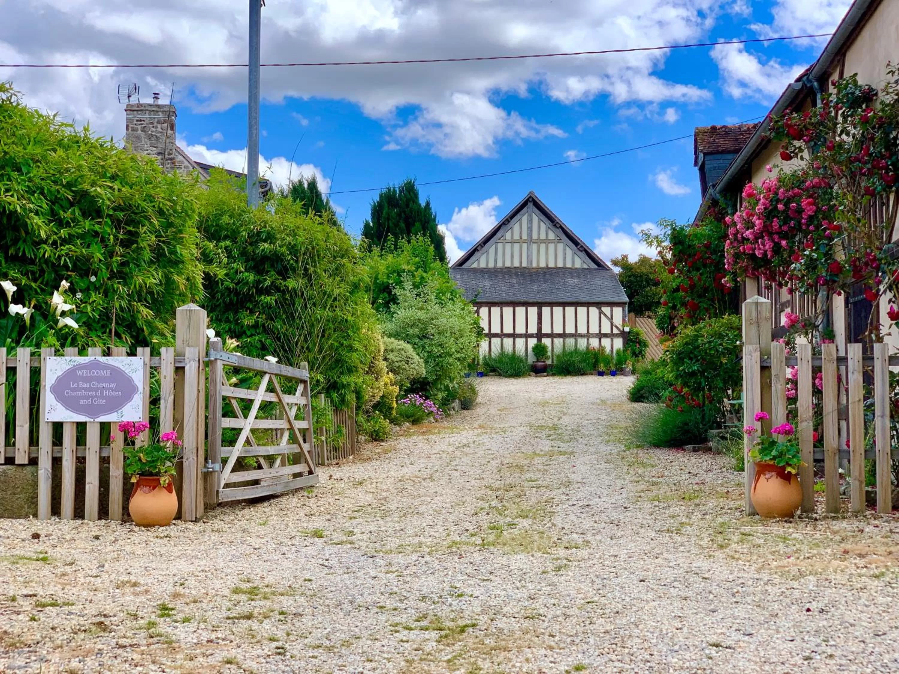 Property Building in Le Bas Chesnay Chambres D'Hotes Domfront en Poiraie