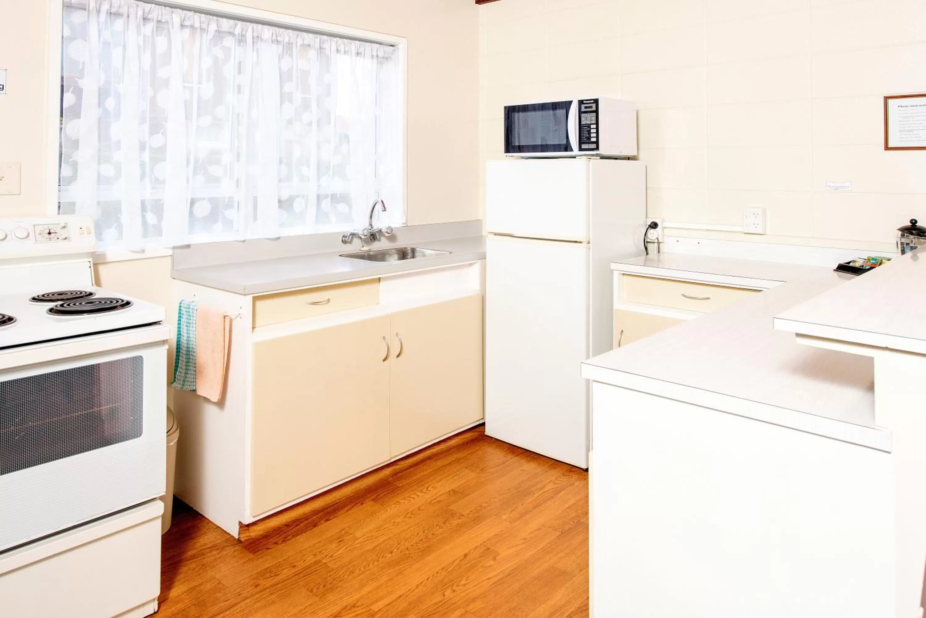 Kitchen or kitchenette in Tourist Court Motel