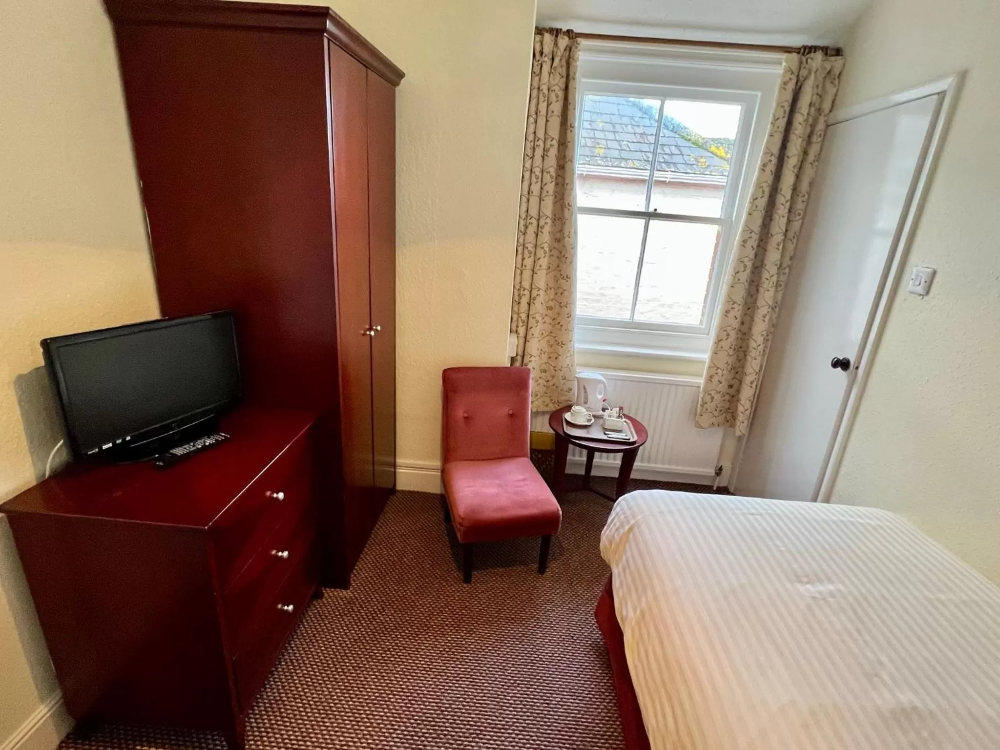 Bed in Calverts Hotel - Newport, Isle of Wight - RETURN CAR FERRY FROM 89 POUNDS