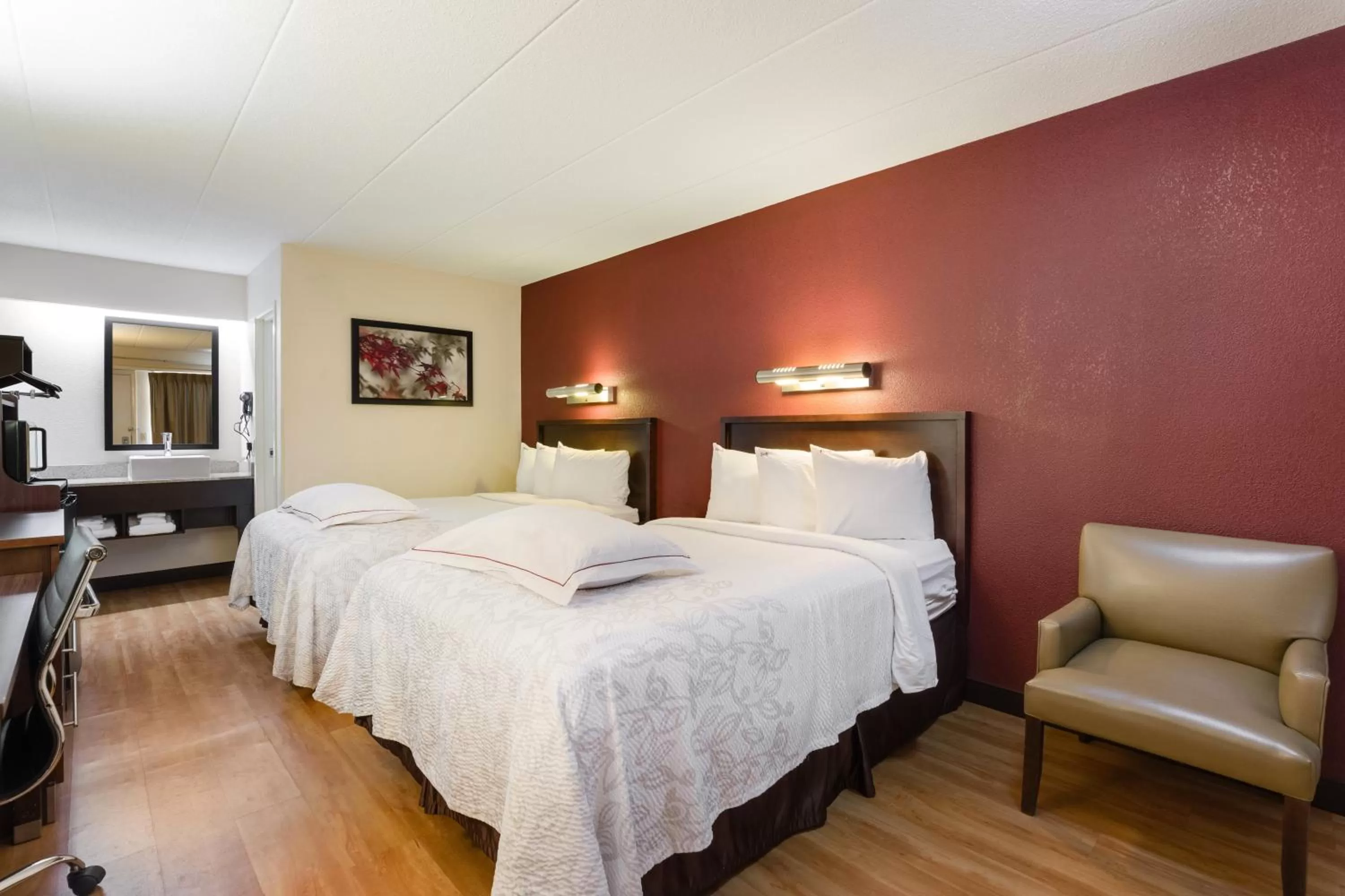 Photo of the whole room, Bed in Red Roof Inn PLUS+ Chicago - Northbrook/Deerfield