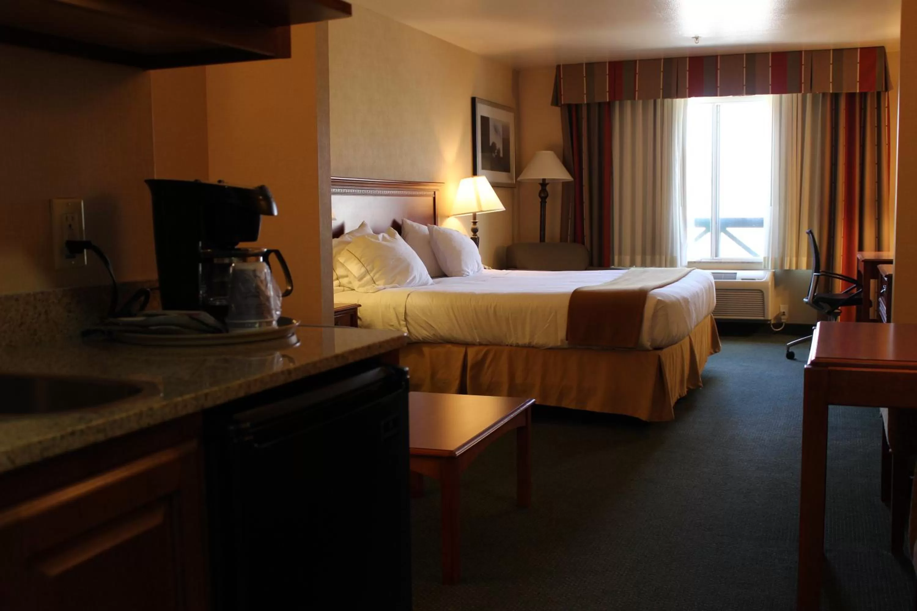 Bed in Holiday Inn Express Tehachapi by IHG