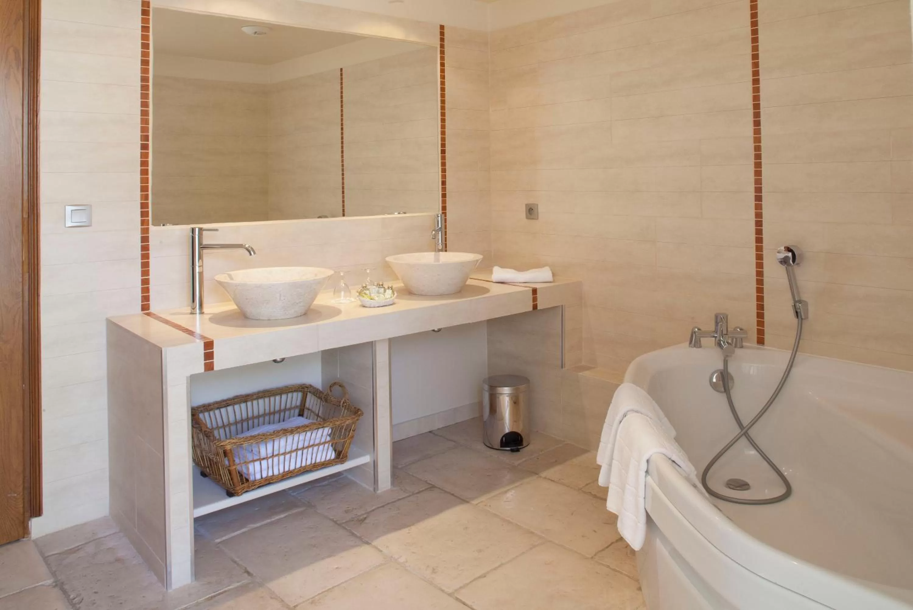 Bathroom in Hôtel Aux Vieux Remparts