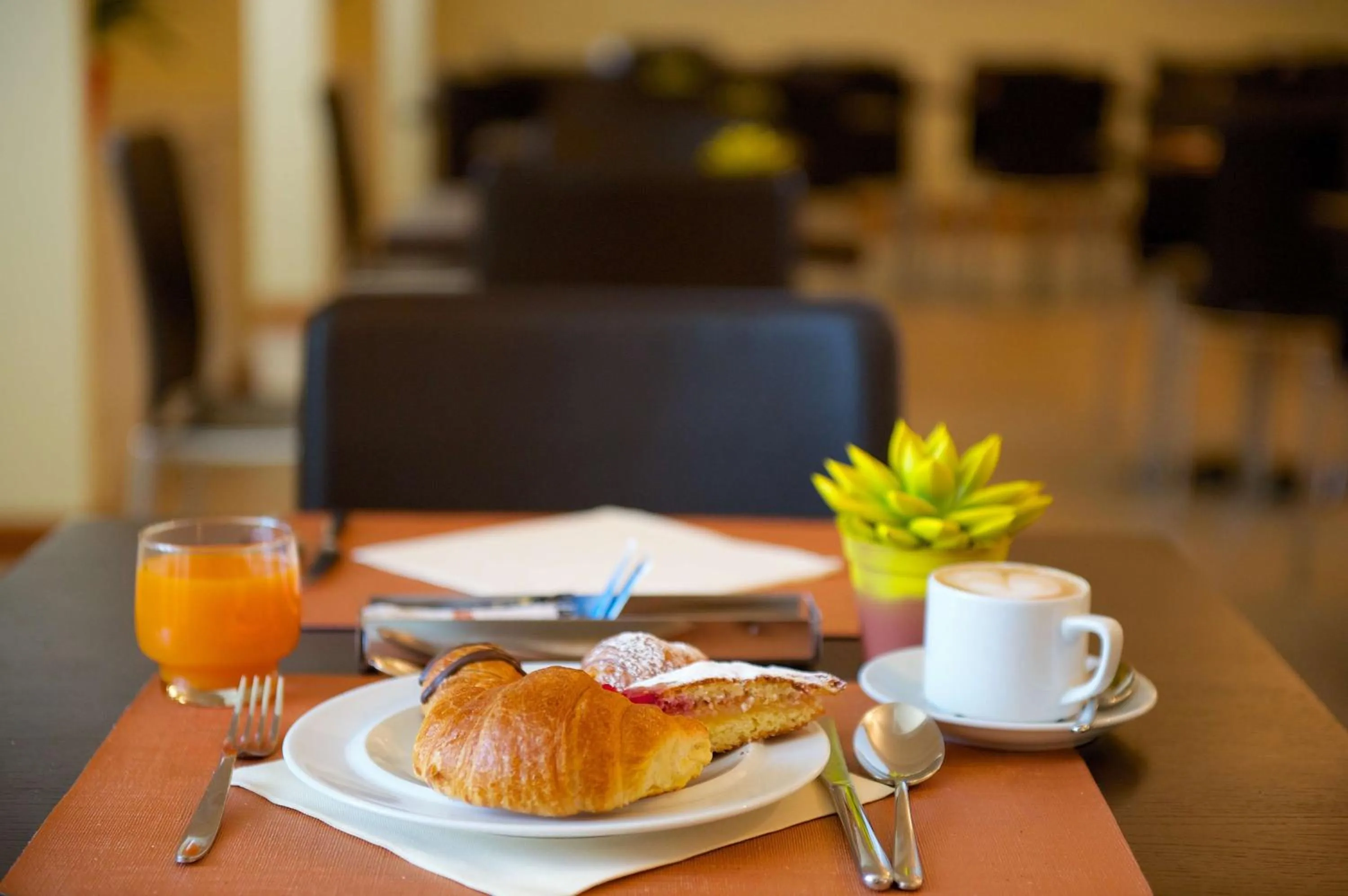 Restaurant/places to eat in Best Western Crystal Palace Hotel