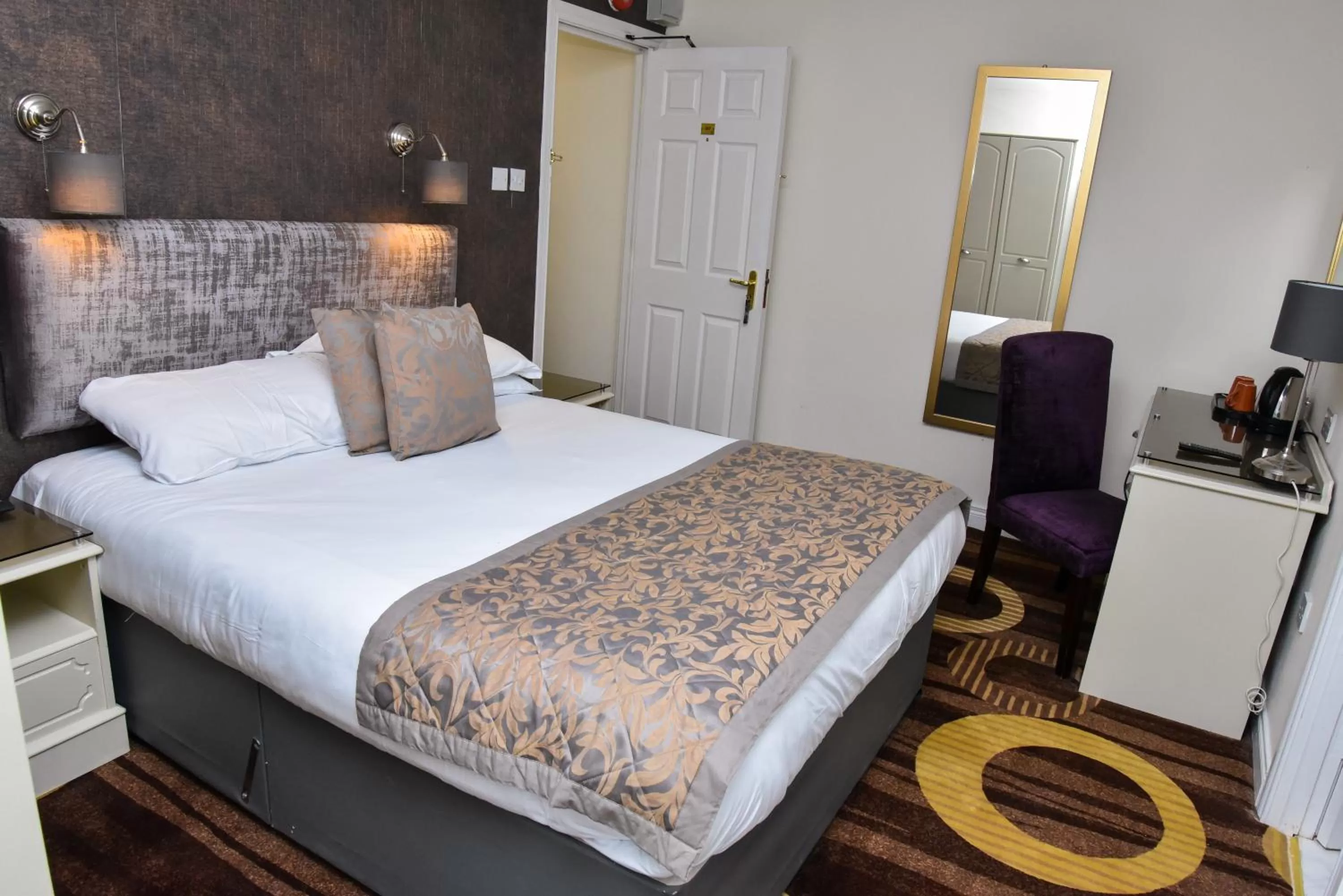 Photo of the whole room, Bed in Kildare House Hotel