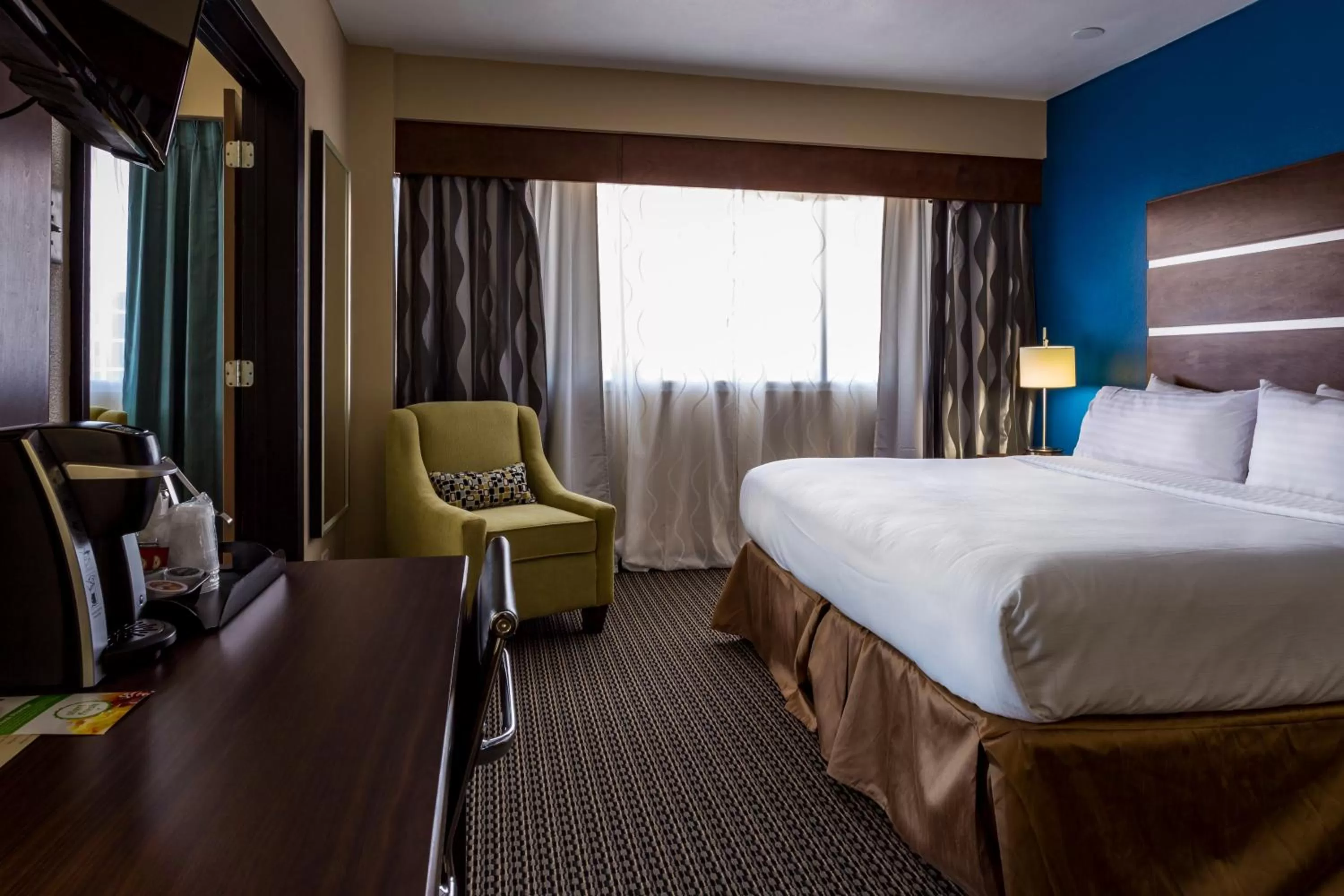 Photo of the whole room, Bed in Holiday Inn Houston Downtown by IHG