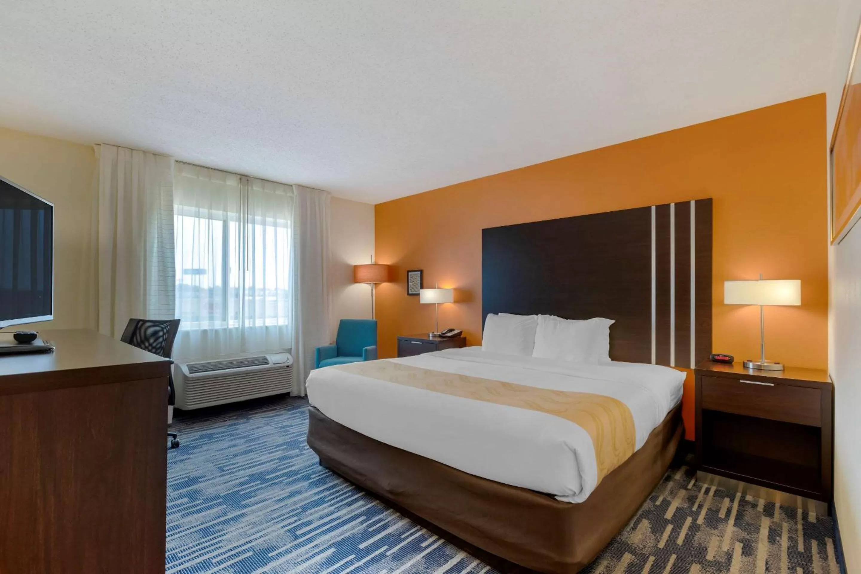 King Room with Roll-in-Shower - Accessible/Non-Smoking in Quality Inn & Suites Keokuk North