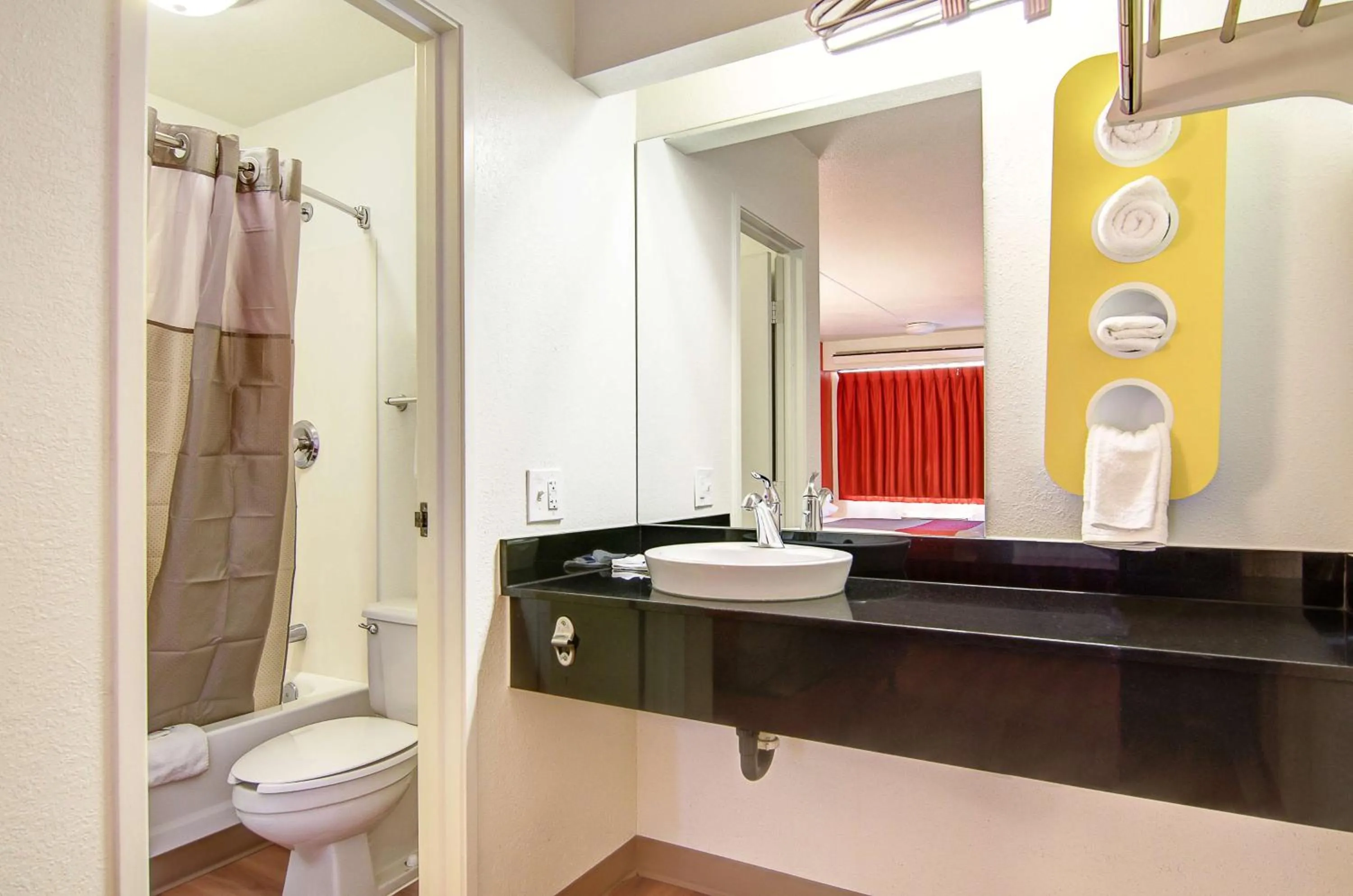 Photo of the whole room in Motel 6-Springfield, MO - North