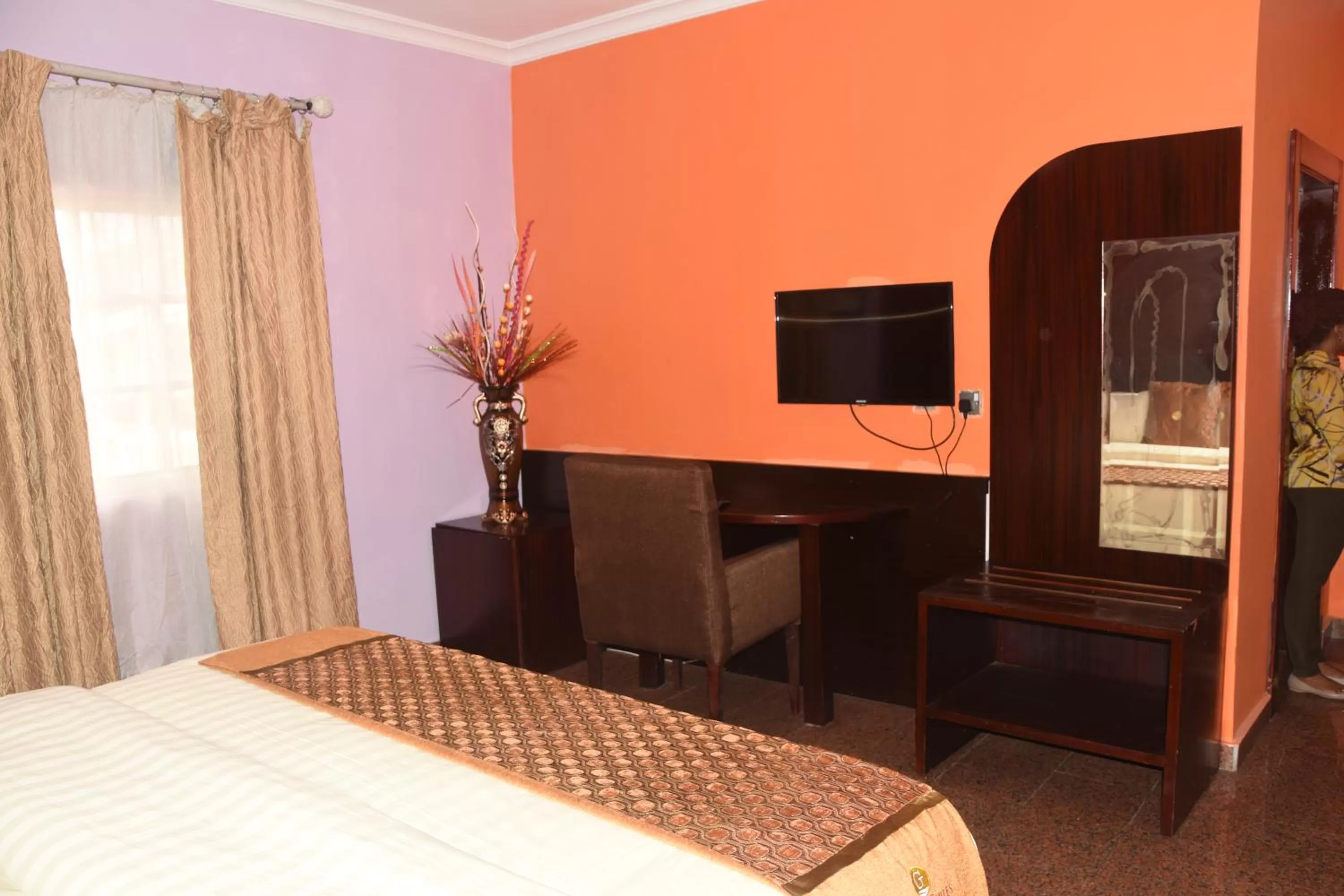 hair dresser, TV/Entertainment Center in Galpin Suites