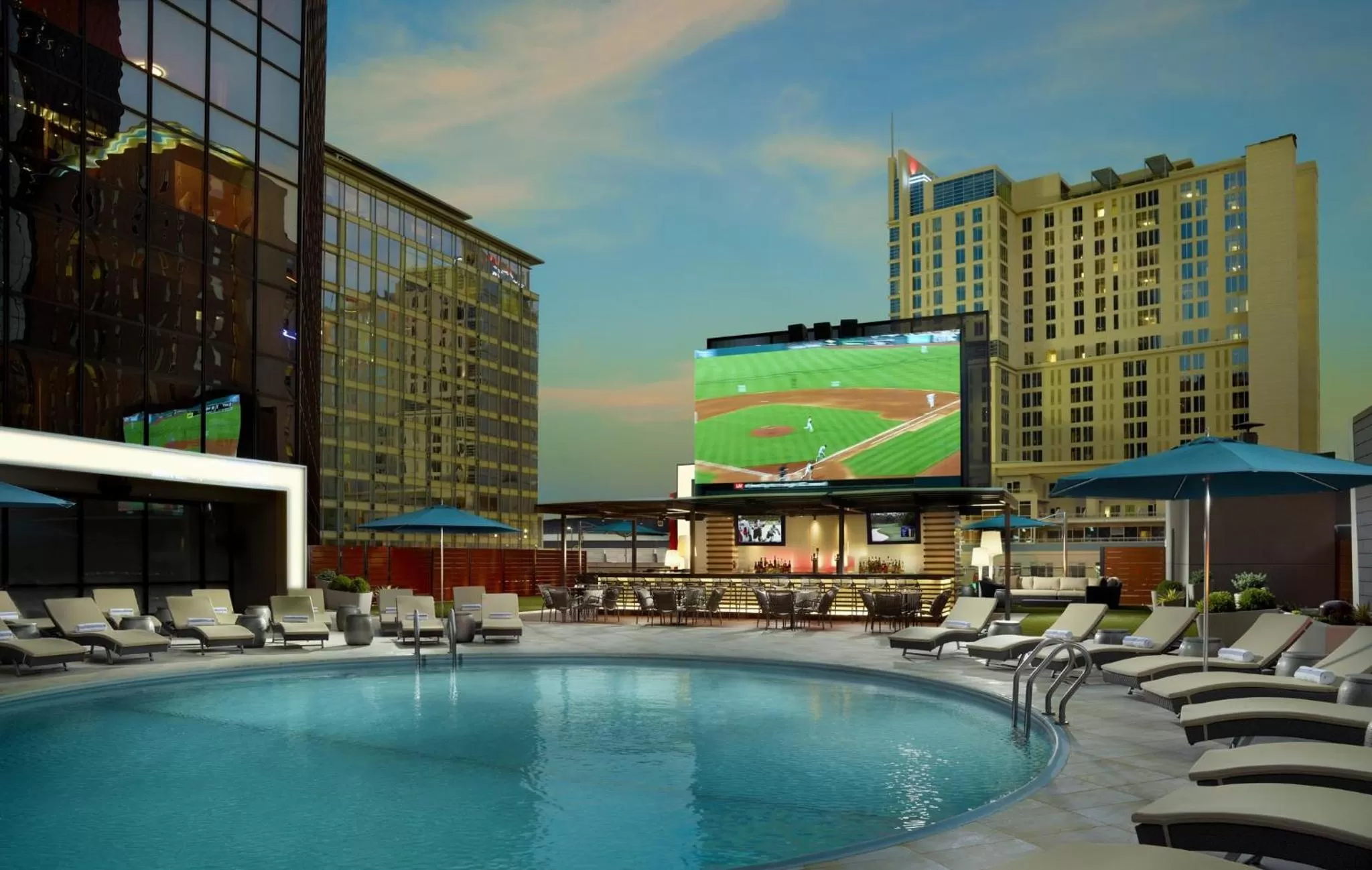 Swimming pool in Omni Charlotte Hotel