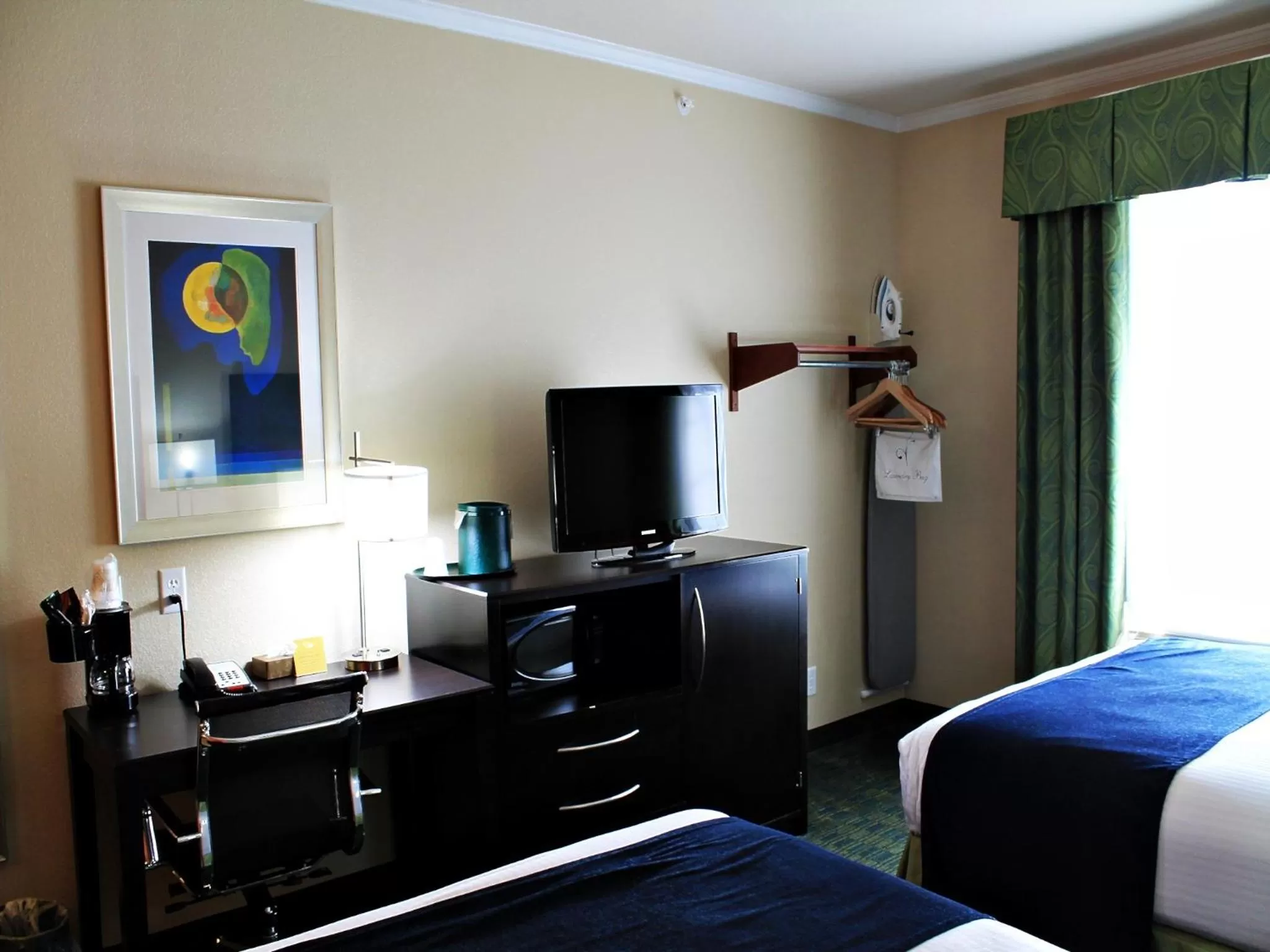 Photo of the whole room, Bed in Cityview Inn & Suites Downtown /RiverCenter Area