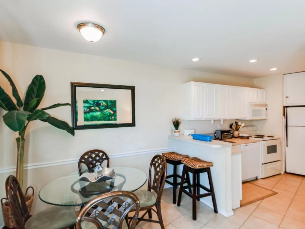 Dining area, Kitchen/Kitchenette in La Internacional Condominiums #210