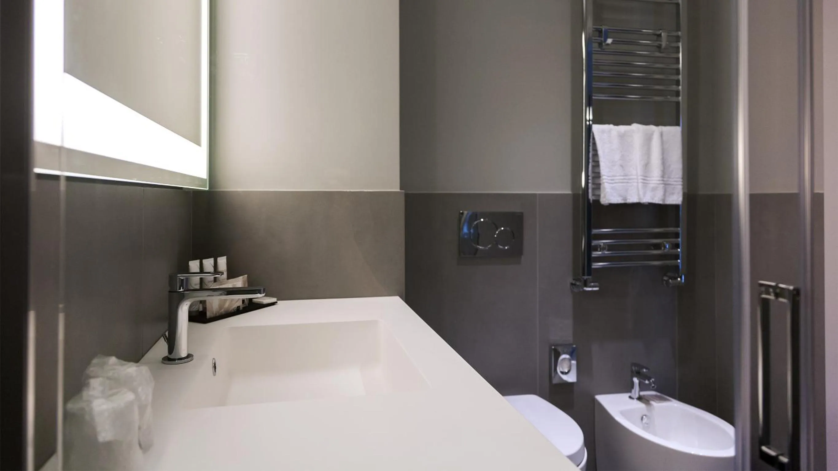 Toilet in G Hotel Pescara