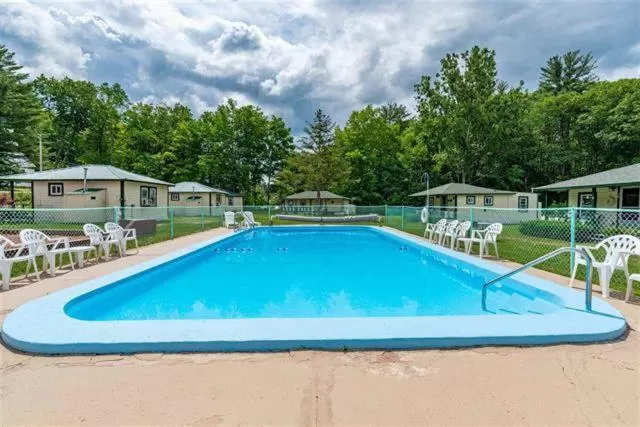 Swimming pool in Perry's Motel and Cottages