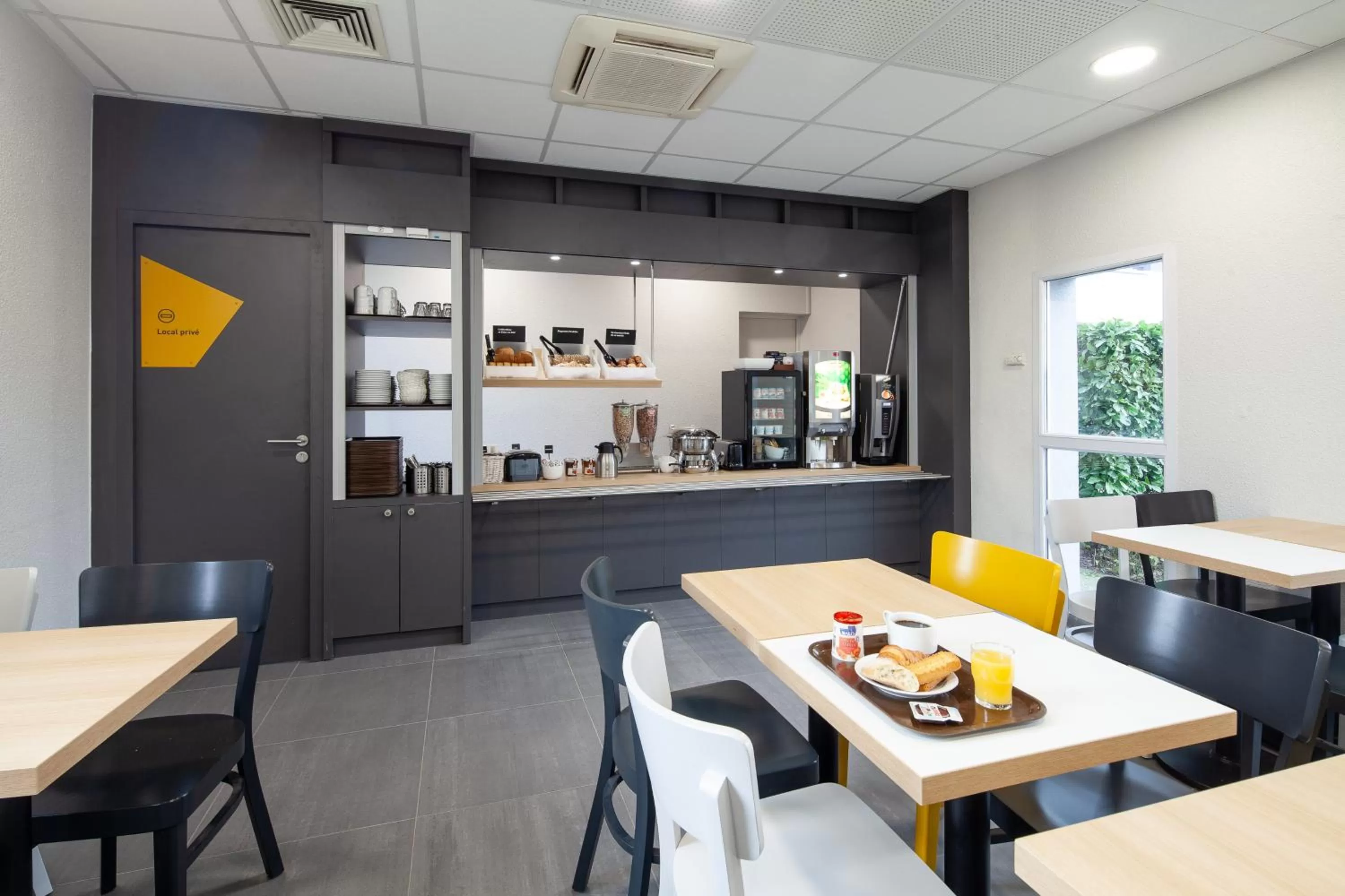 Buffet breakfast in B&B HOTEL Saint-Witz