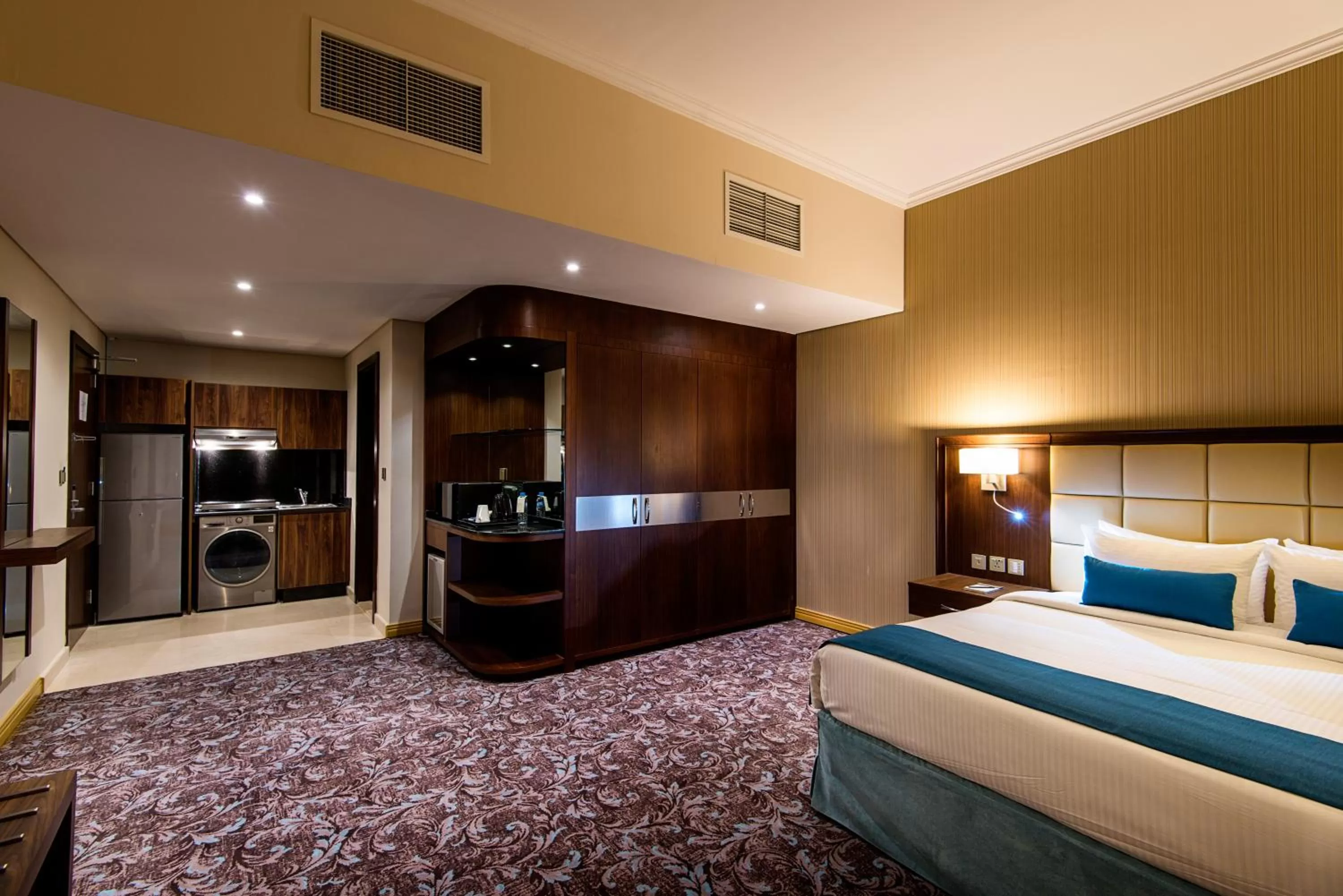 Photo of the whole room, Bed in Golden Tulip Doha Hotel