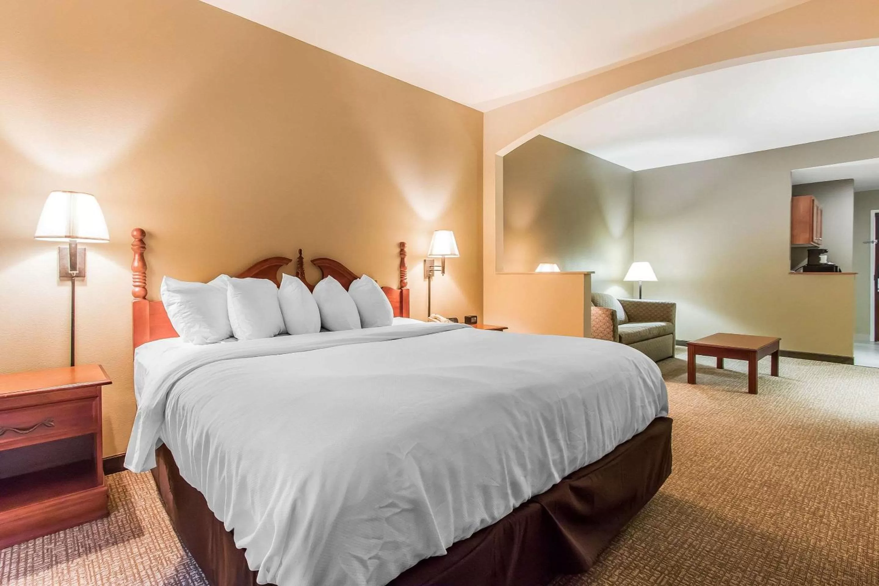 Photo of the whole room, Bed in Quality Suites New Iberia