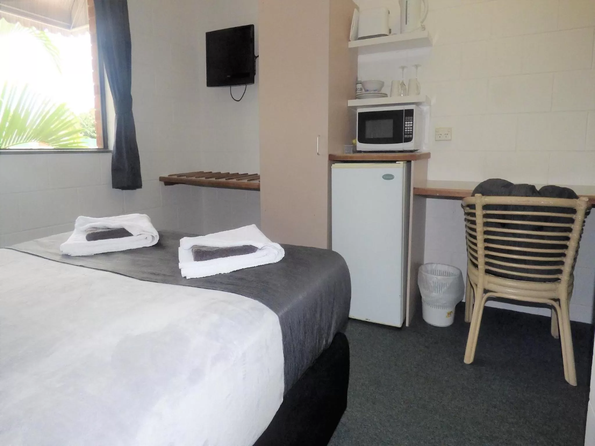 Bed in Banjo Paterson Motor Inn