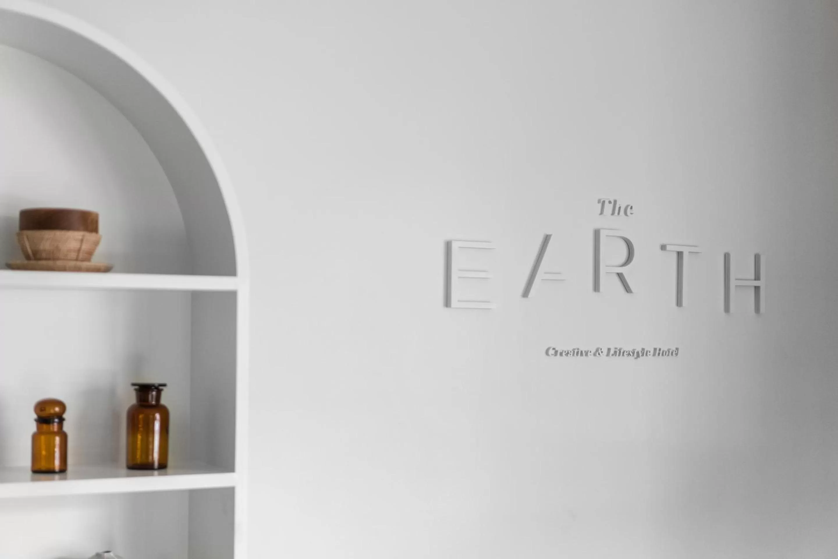 Logo/Certificate/Sign in The Earth Hotel