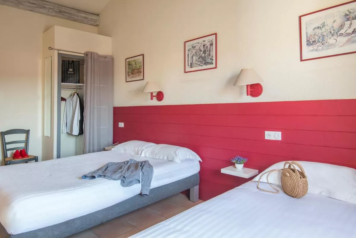 Photo of the whole room, Bed in Hotel du Forum