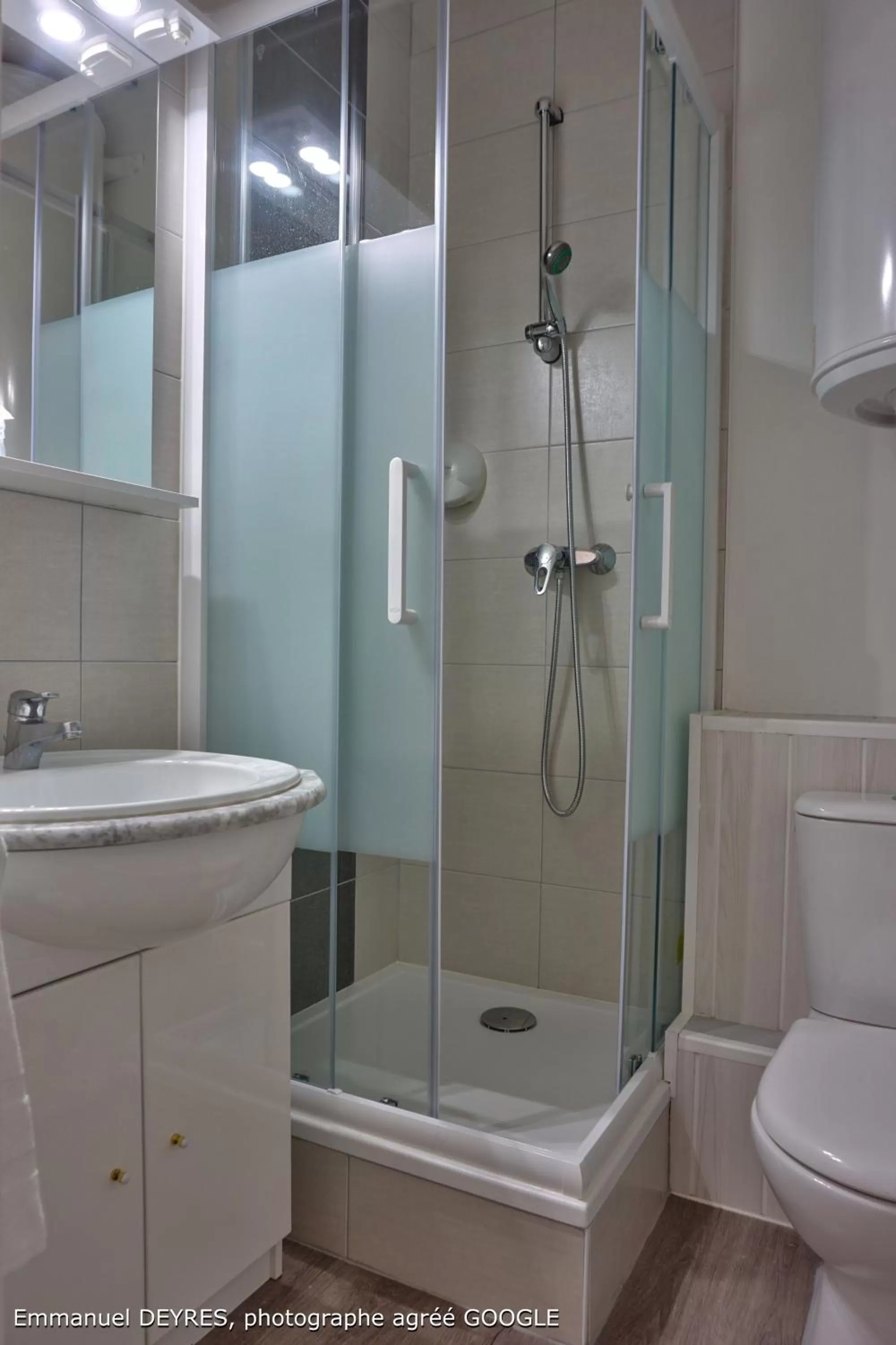 Bathroom in Hôtel de Bretagne