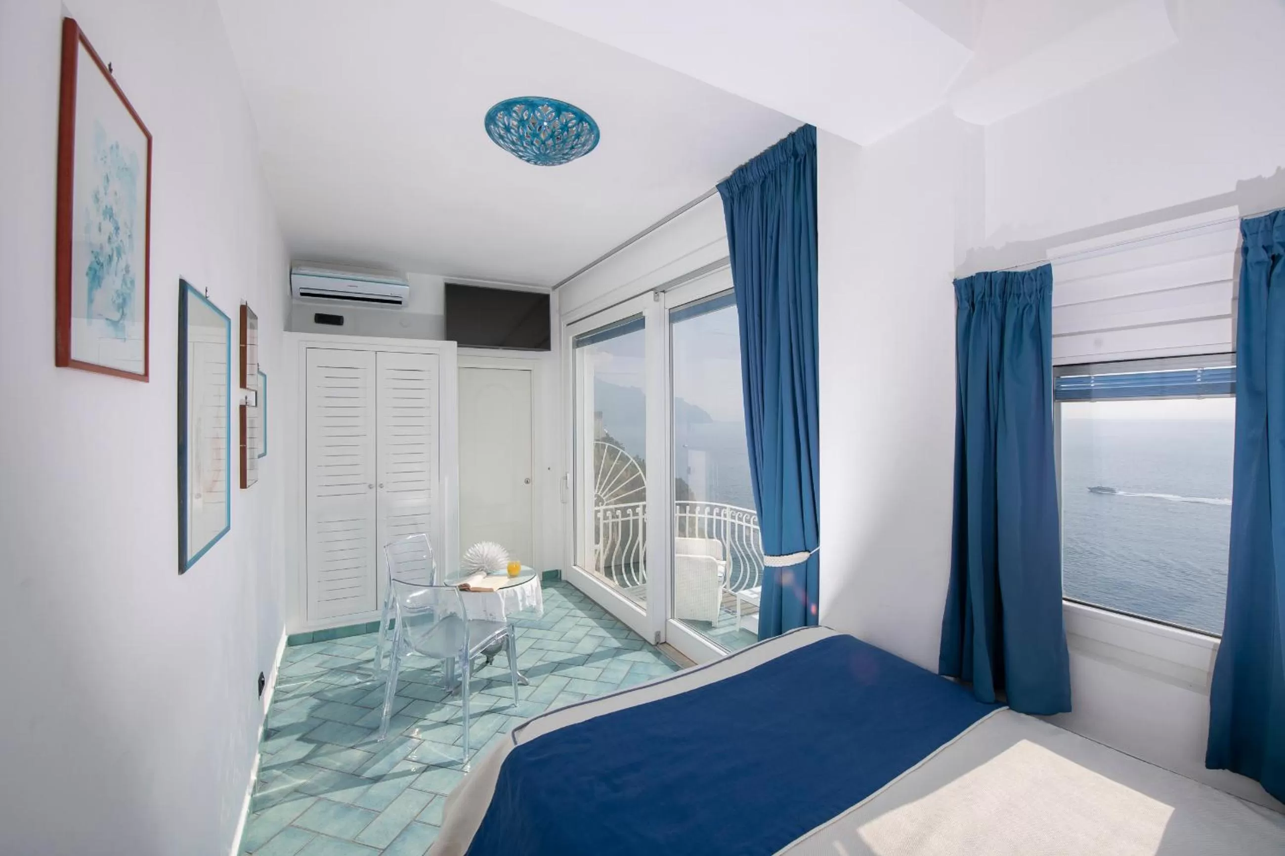 View (from property/room), Bed in Hotel La Ninfa