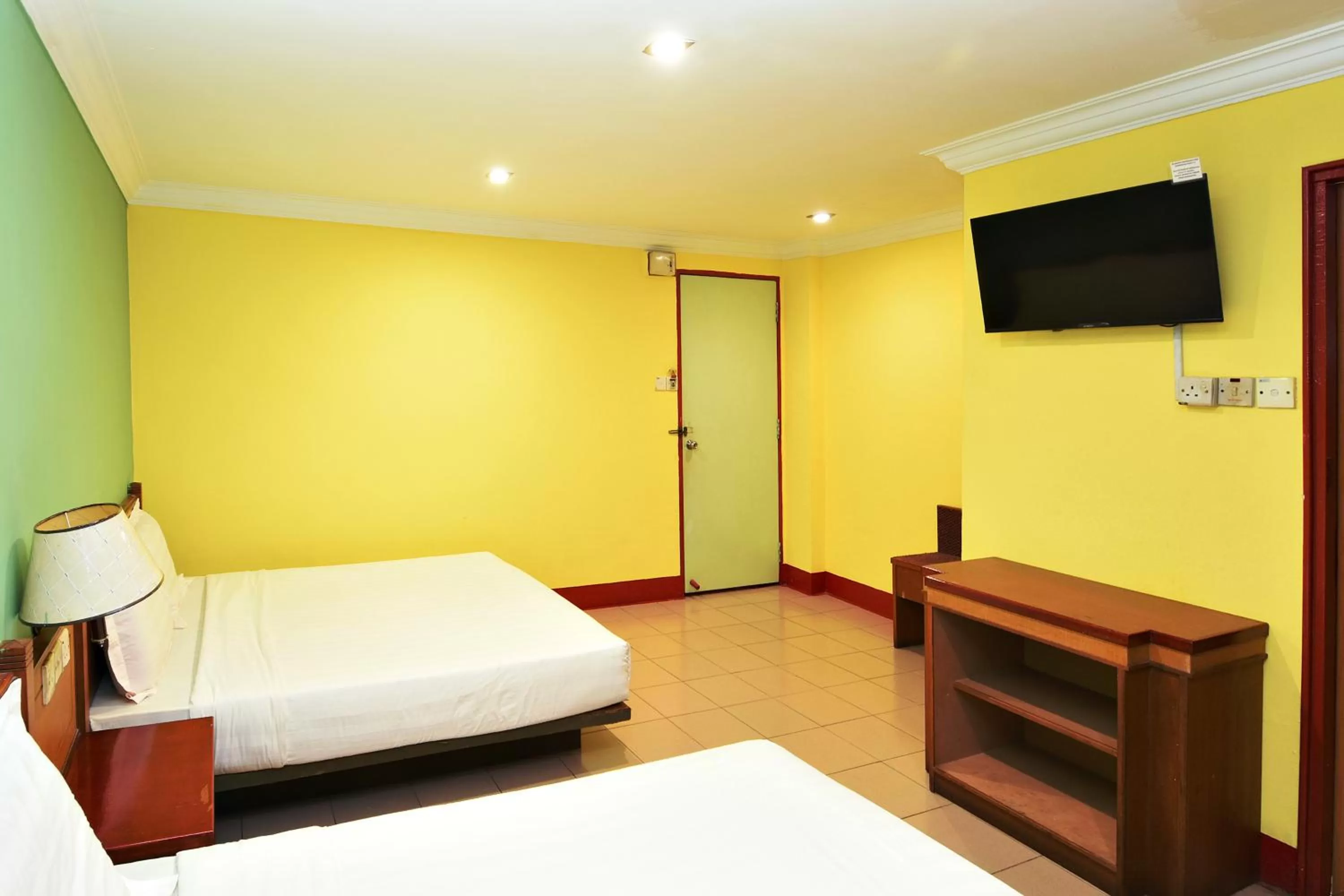 Photo of the whole room, Bed in Mandarin Inn by Glex