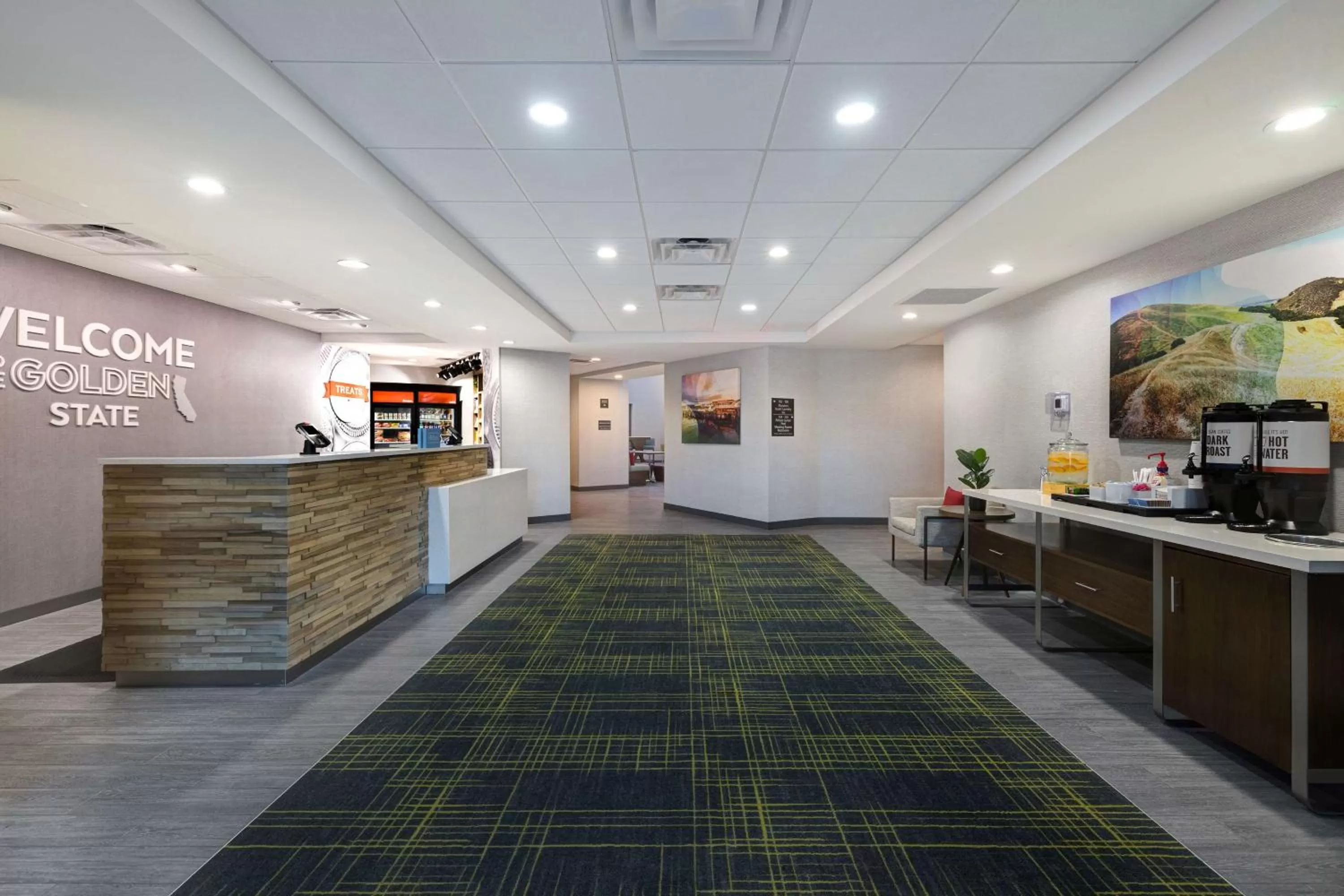 Communal lounge/ TV room in Hampton Inn & Suites Marina