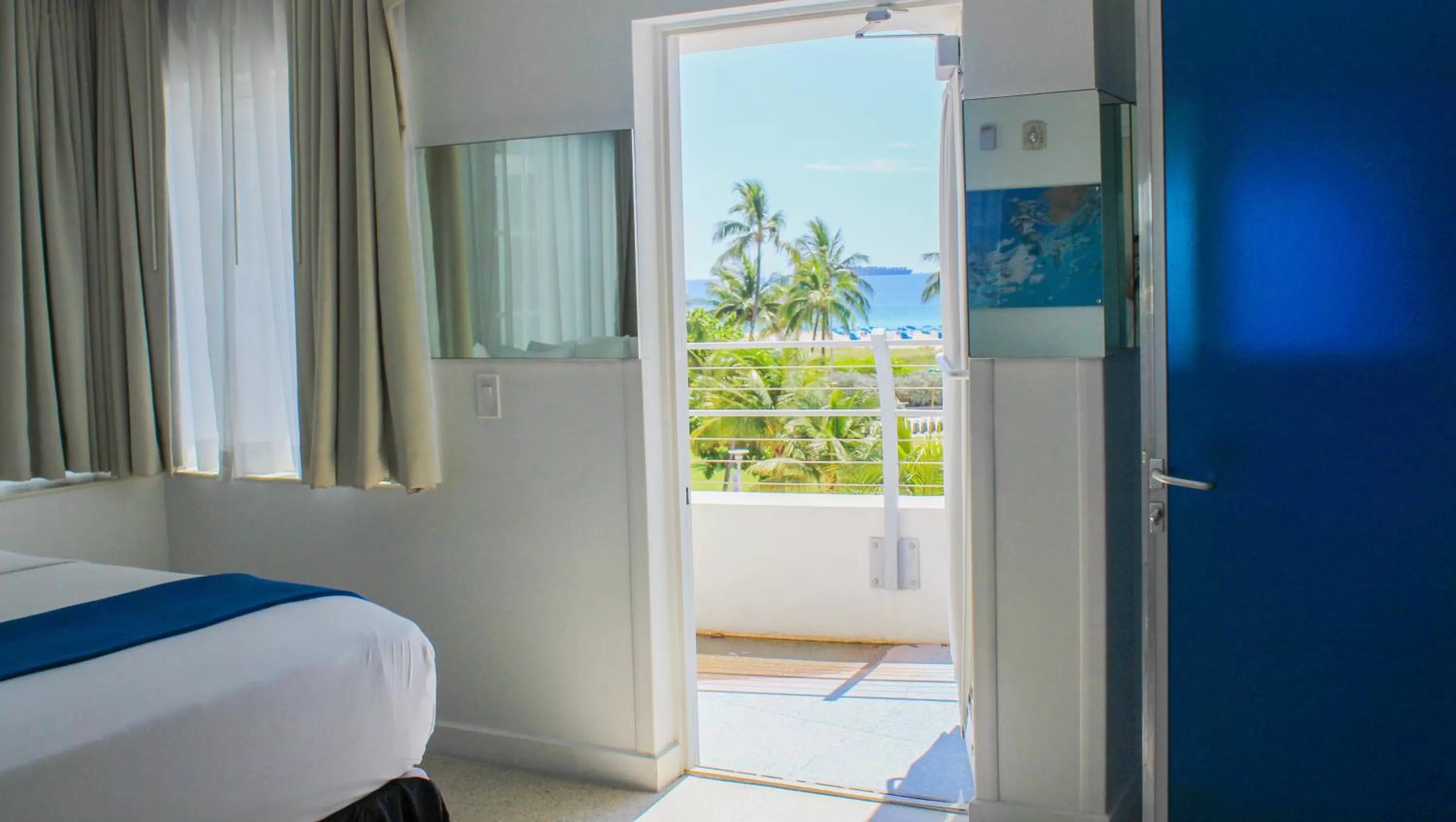 Balcony/Terrace, Bed in Clevelander Hotel