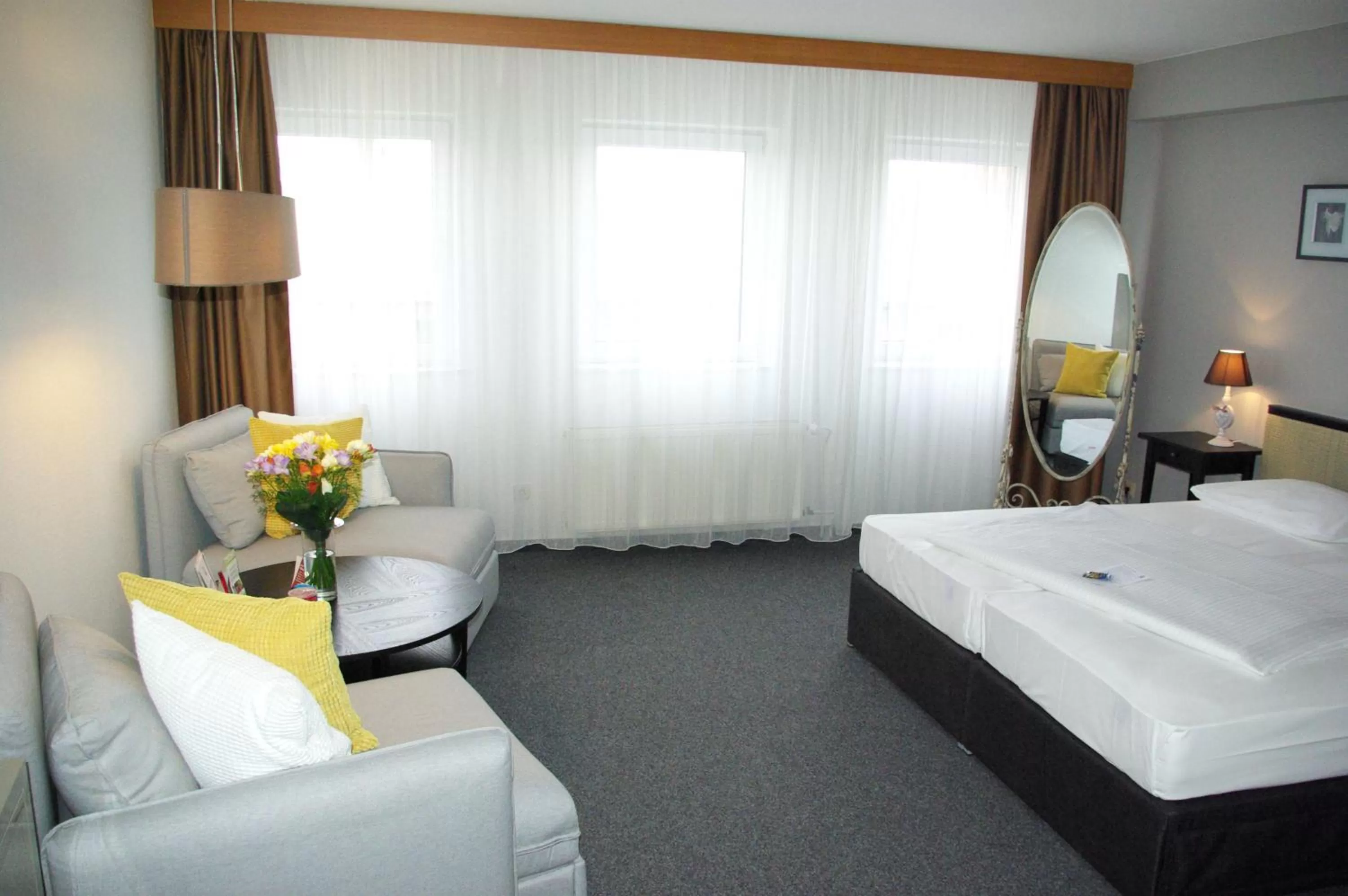 People, Bed in astral'Inn Leipzig Hotel & Restaurant