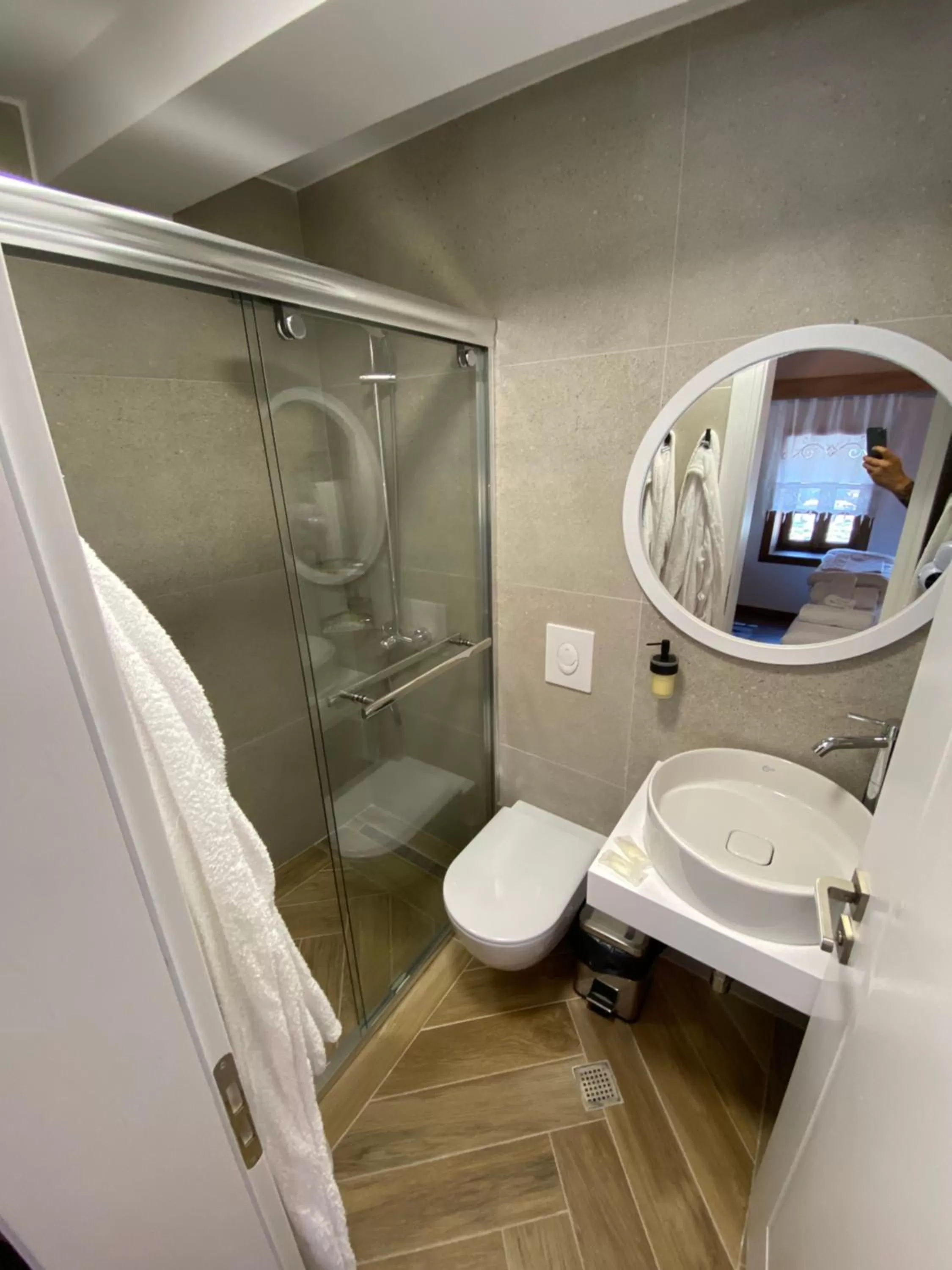 Shower, Bathroom in HOTEL ANSEL