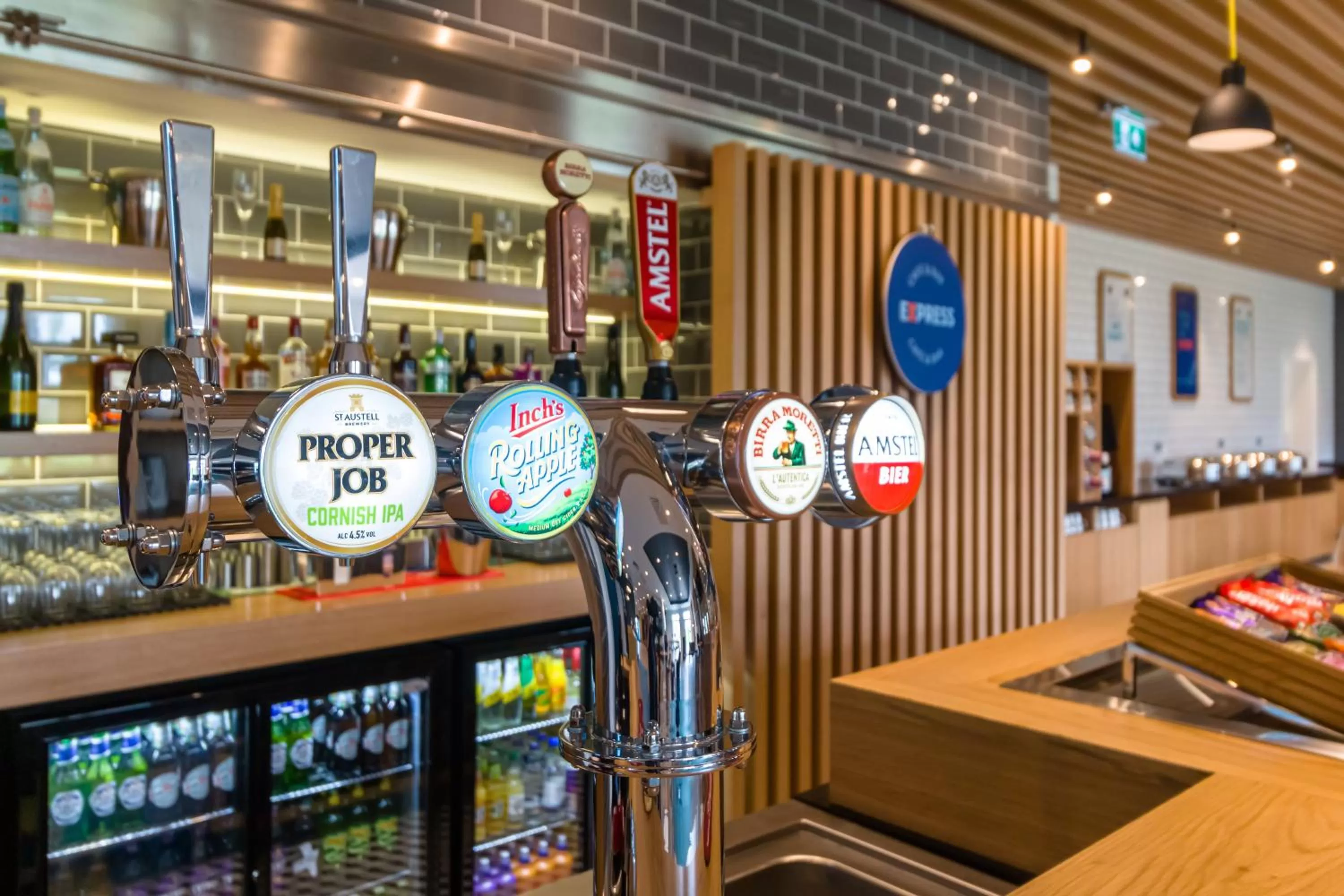 Lounge or bar in Holiday Inn Express - Bodmin - Victoria Junction by IHG